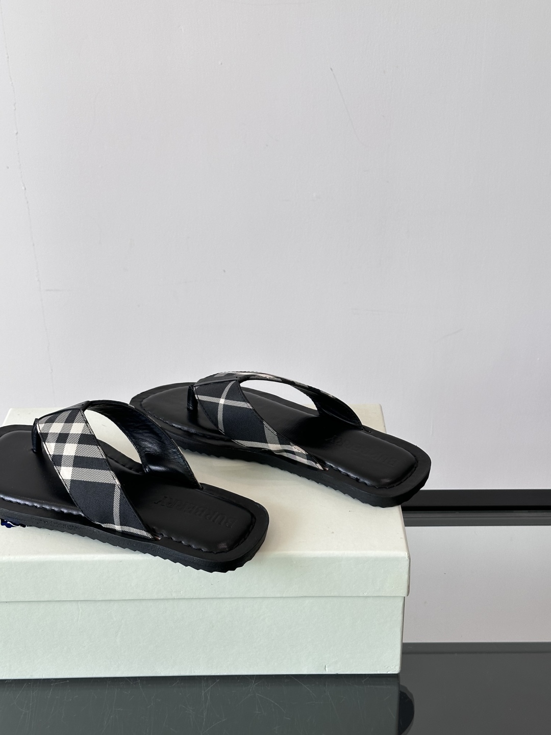 Burberry*夏季必备单品拖鞋凉鞋🩴，原单格纹经典男士高端拖鞋，原厂材质，细节均可对比！宽松舒适型，