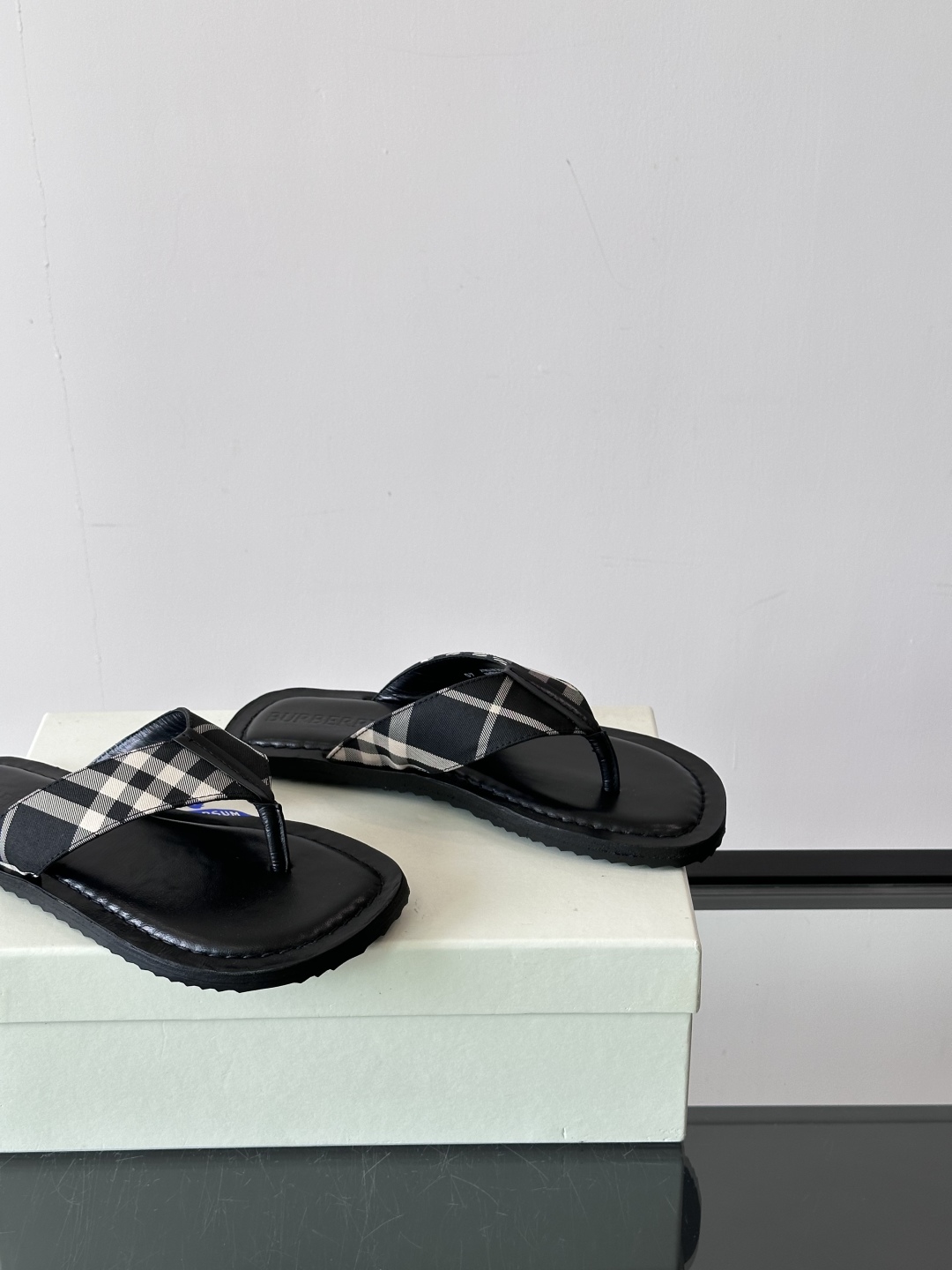 Burberry*夏季必备单品拖鞋凉鞋🩴，原单格纹经典男士高端拖鞋，原厂材质，细节均可对比！宽松舒适型，