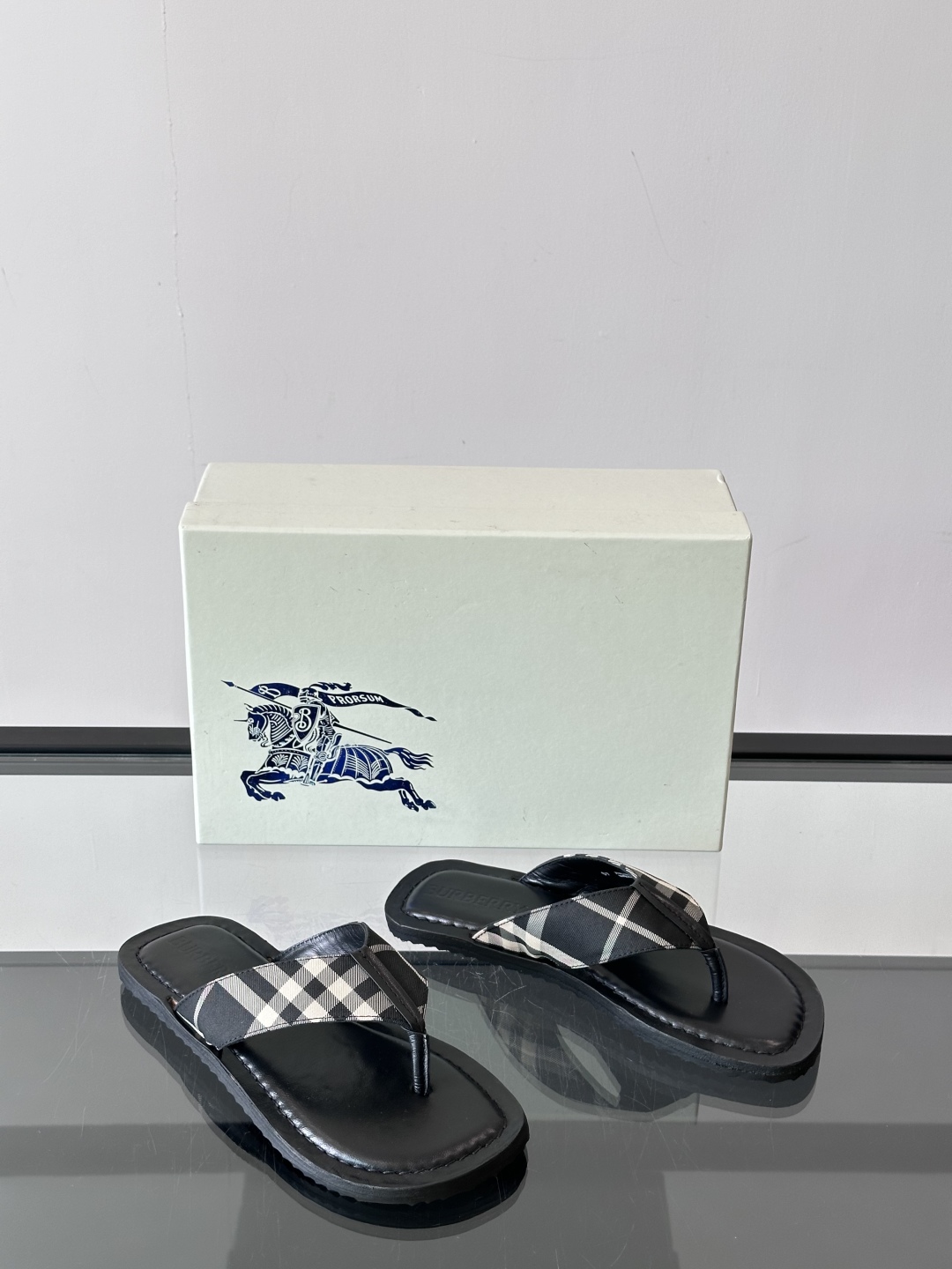 Burberry*夏季必备单品拖鞋凉鞋🩴，原单格纹经典男士高端拖鞋，原厂材质，细节均可对比！宽松舒适型，