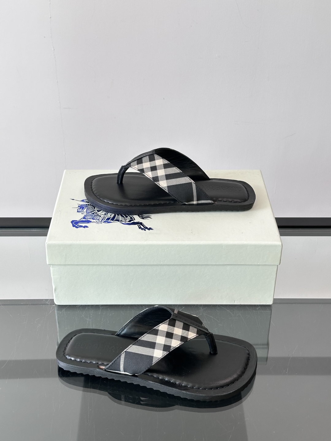 Burberry*夏季必备单品拖鞋凉鞋🩴，原单格纹经典男士高端拖鞋，原厂材质，细节均可对比！宽松舒适型，