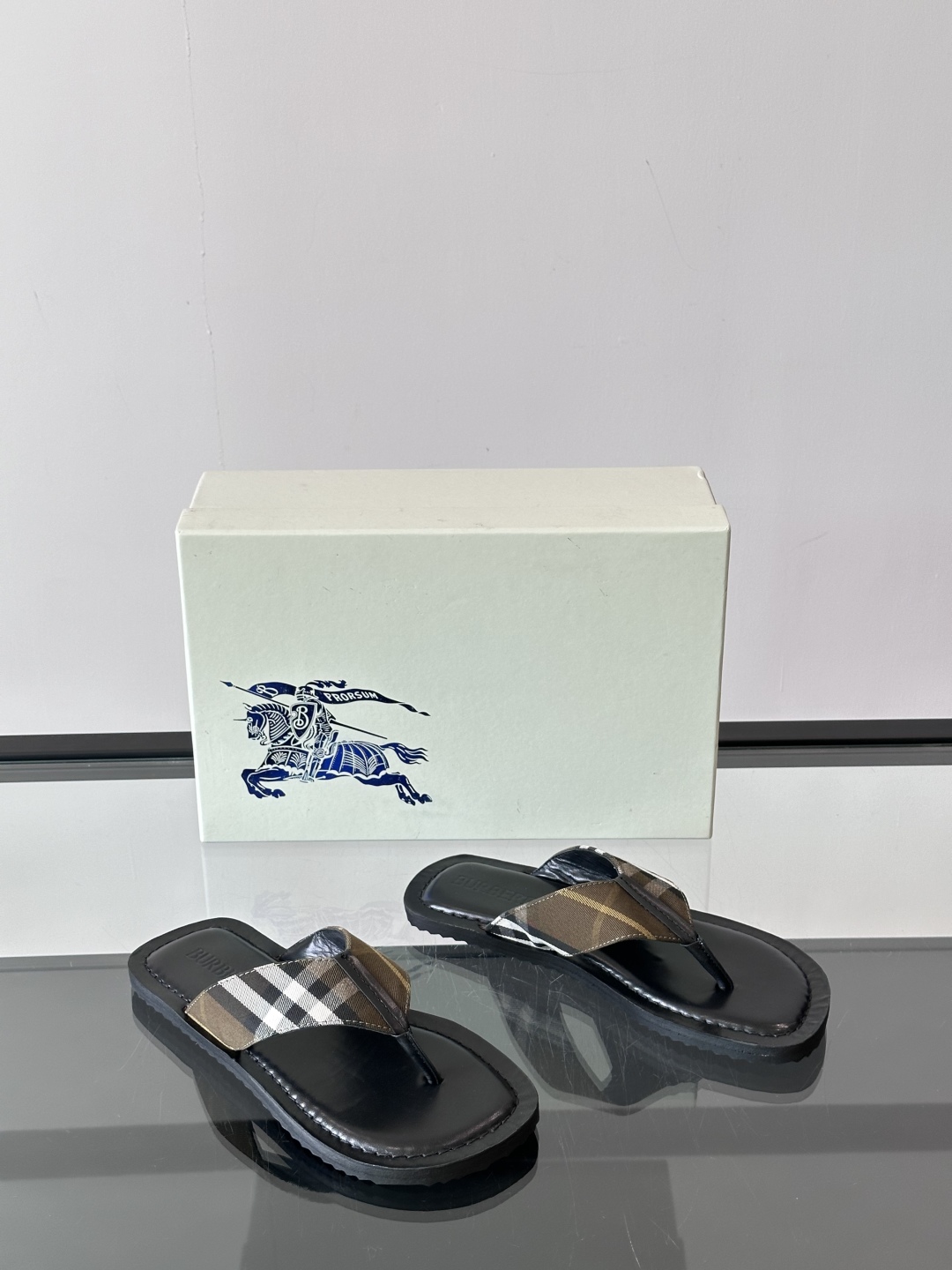Burberry*夏季必备单品拖鞋凉鞋🩴，原单格纹经典男士高端拖鞋，原厂材质，细节均可对比！宽松舒适型，