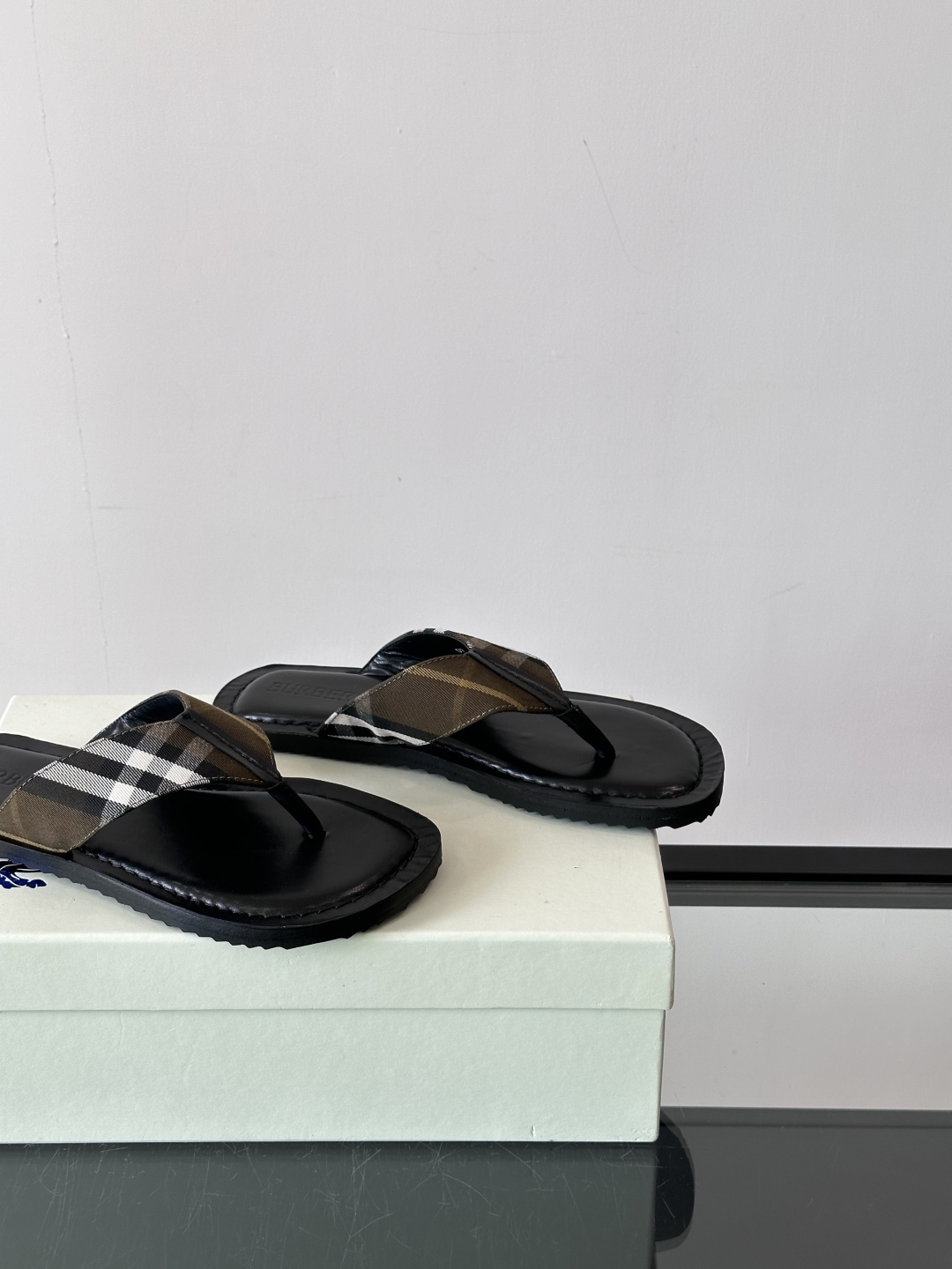 Burberry*夏季必备单品拖鞋凉鞋🩴，原单格纹经典男士高端拖鞋，原厂材质，细节均可对比！宽松舒适型，