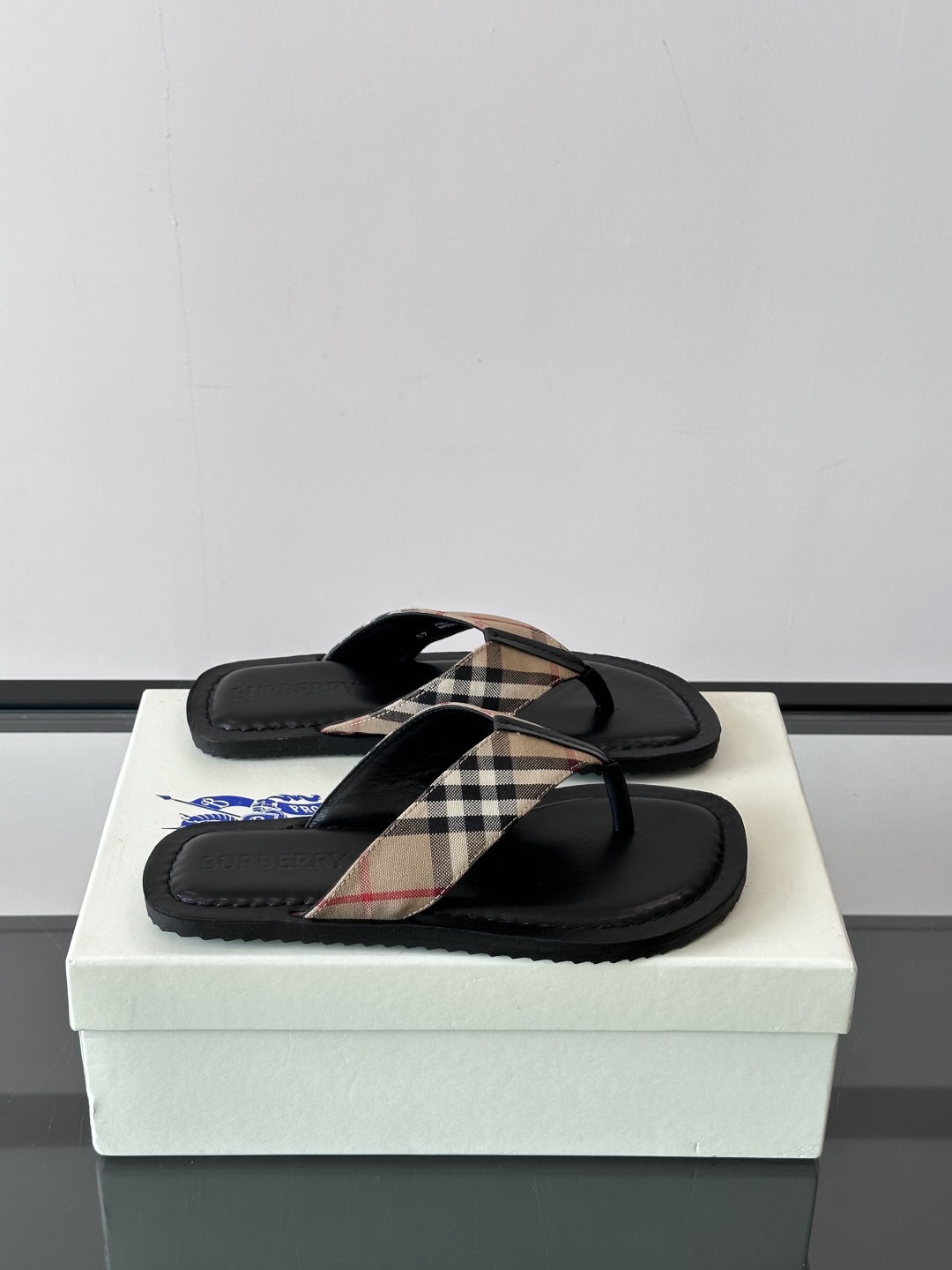 Burberry*夏季必备单品拖鞋凉鞋🩴，原单格纹经典男士高端拖鞋，原厂材质，细节均可对比！宽松舒适型，