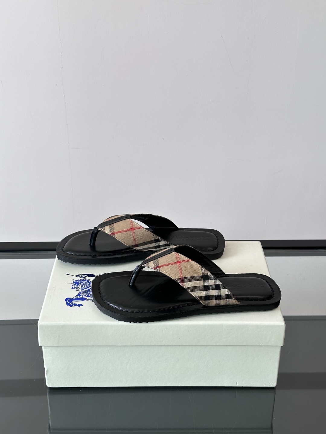 Burberry*夏季必备单品拖鞋凉鞋🩴，原单格纹经典男士高端拖鞋，原厂材质，细节均可对比！宽松舒适型，