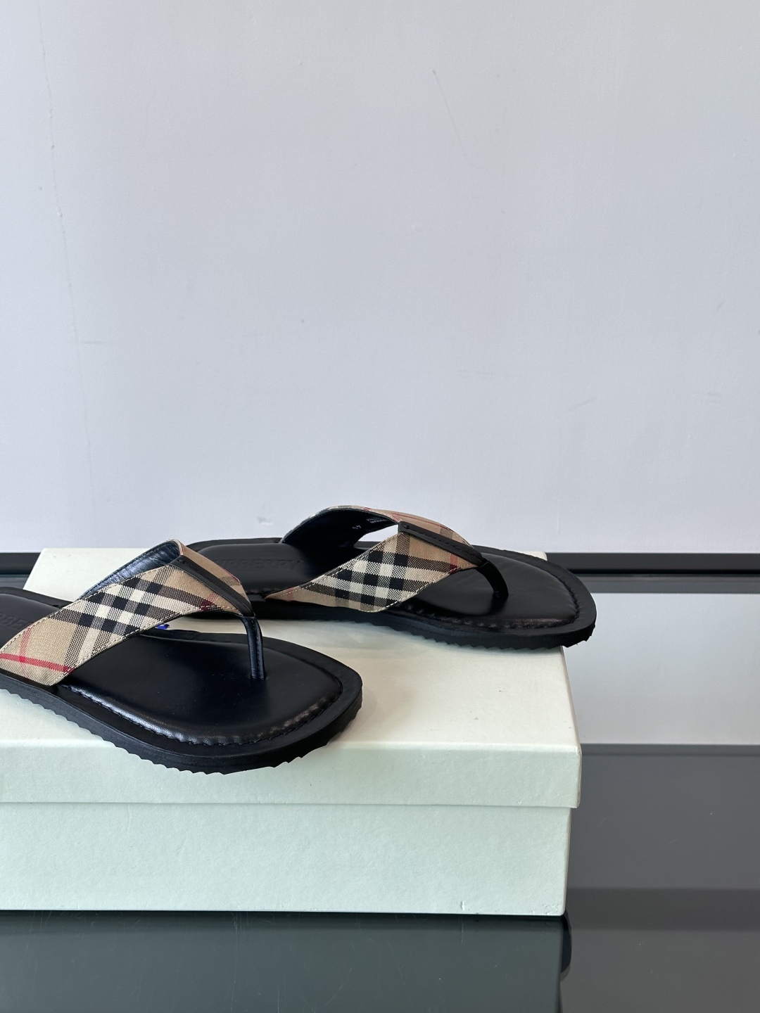 Burberry*夏季必备单品拖鞋凉鞋🩴，原单格纹经典男士高端拖鞋，原厂材质，细节均可对比！宽松舒适型，
