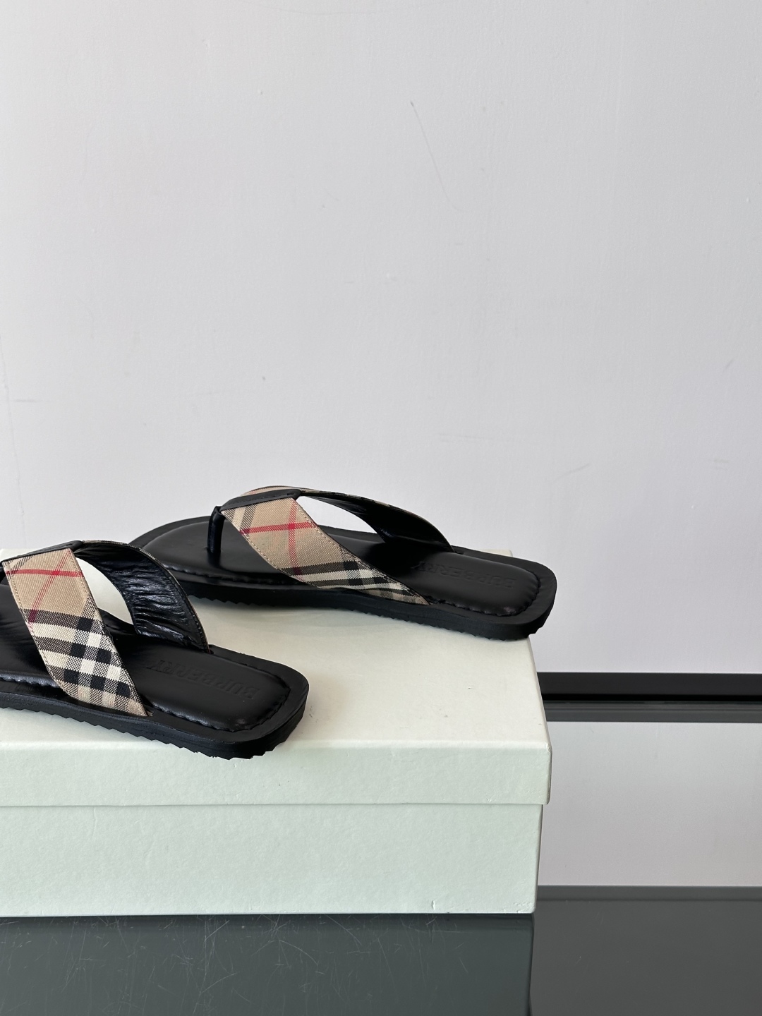 Burberry*夏季必备单品拖鞋凉鞋🩴，原单格纹经典男士高端拖鞋，原厂材质，细节均可对比！宽松舒适型，