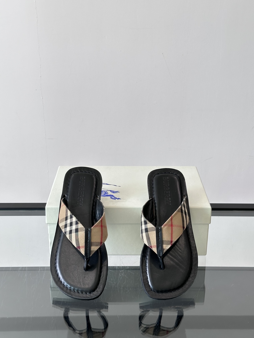 Burberry*夏季必备单品拖鞋凉鞋🩴，原单格纹经典男士高端拖鞋，原厂材质，细节均可对比！宽松舒适型，