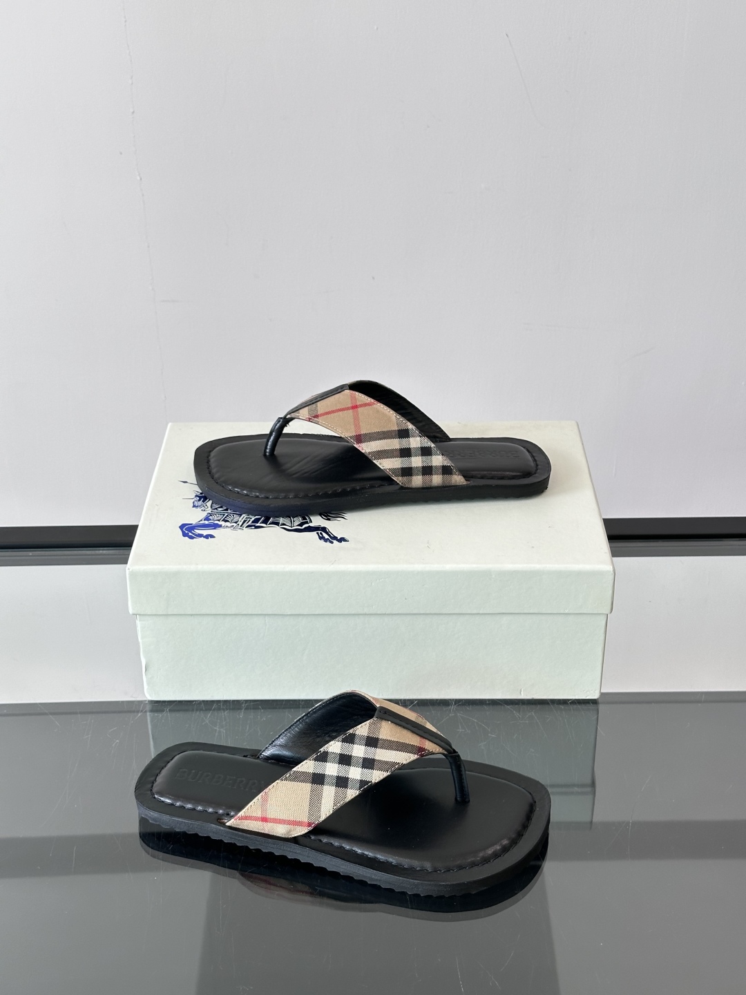 Burberry*夏季必备单品拖鞋凉鞋🩴，原单格纹经典男士高端拖鞋，原厂材质，细节均可对比！宽松舒适型，