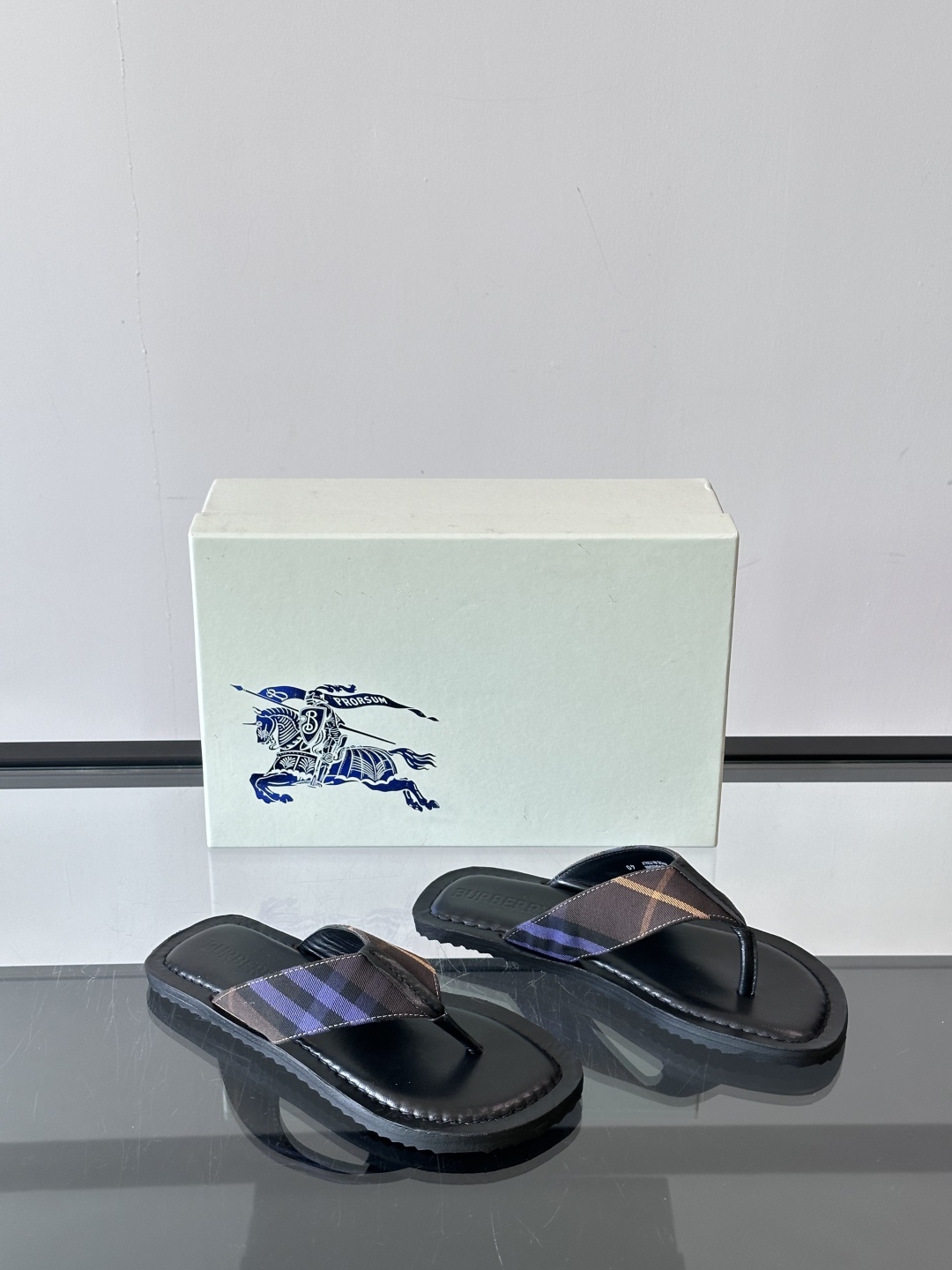 Burberry*夏季必备单品拖鞋凉鞋🩴，原单格纹经典男士高端拖鞋，原厂材质，细节均可对比！宽松舒适型，
