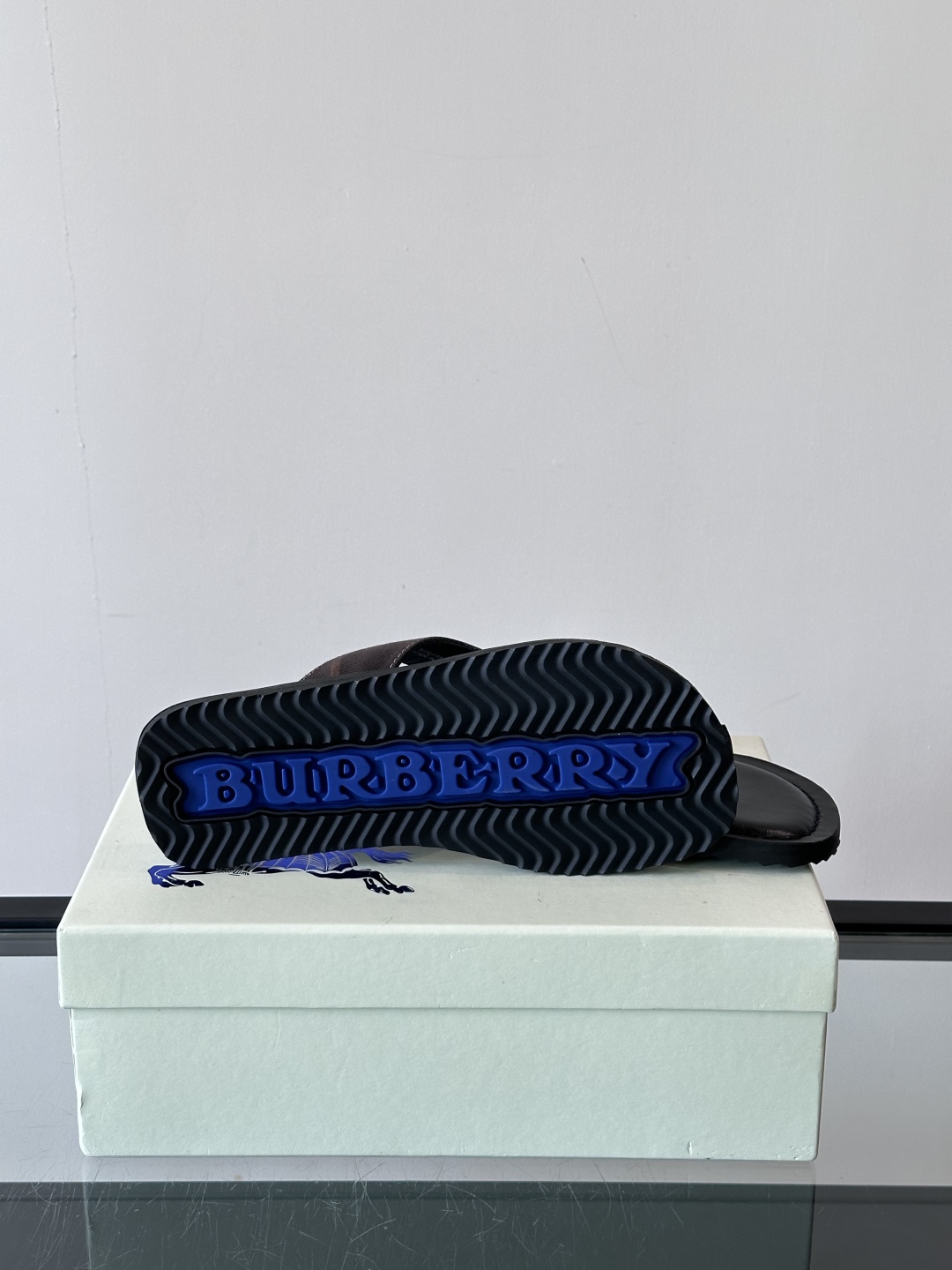 Burberry*夏季必备单品拖鞋凉鞋🩴，原单格纹经典男士高端拖鞋，原厂材质，细节均可对比！宽松舒适型，