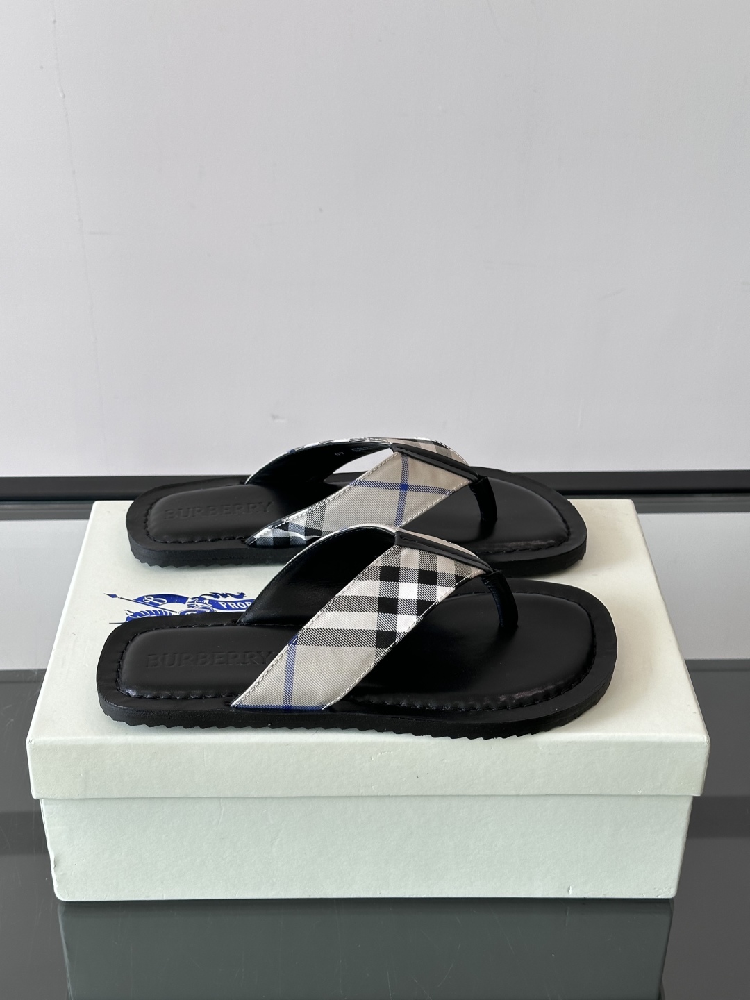 Burberry*夏季必备单品拖鞋凉鞋🩴，原单格纹经典男士高端拖鞋，原厂材质，细节均可对比！宽松舒适型，
