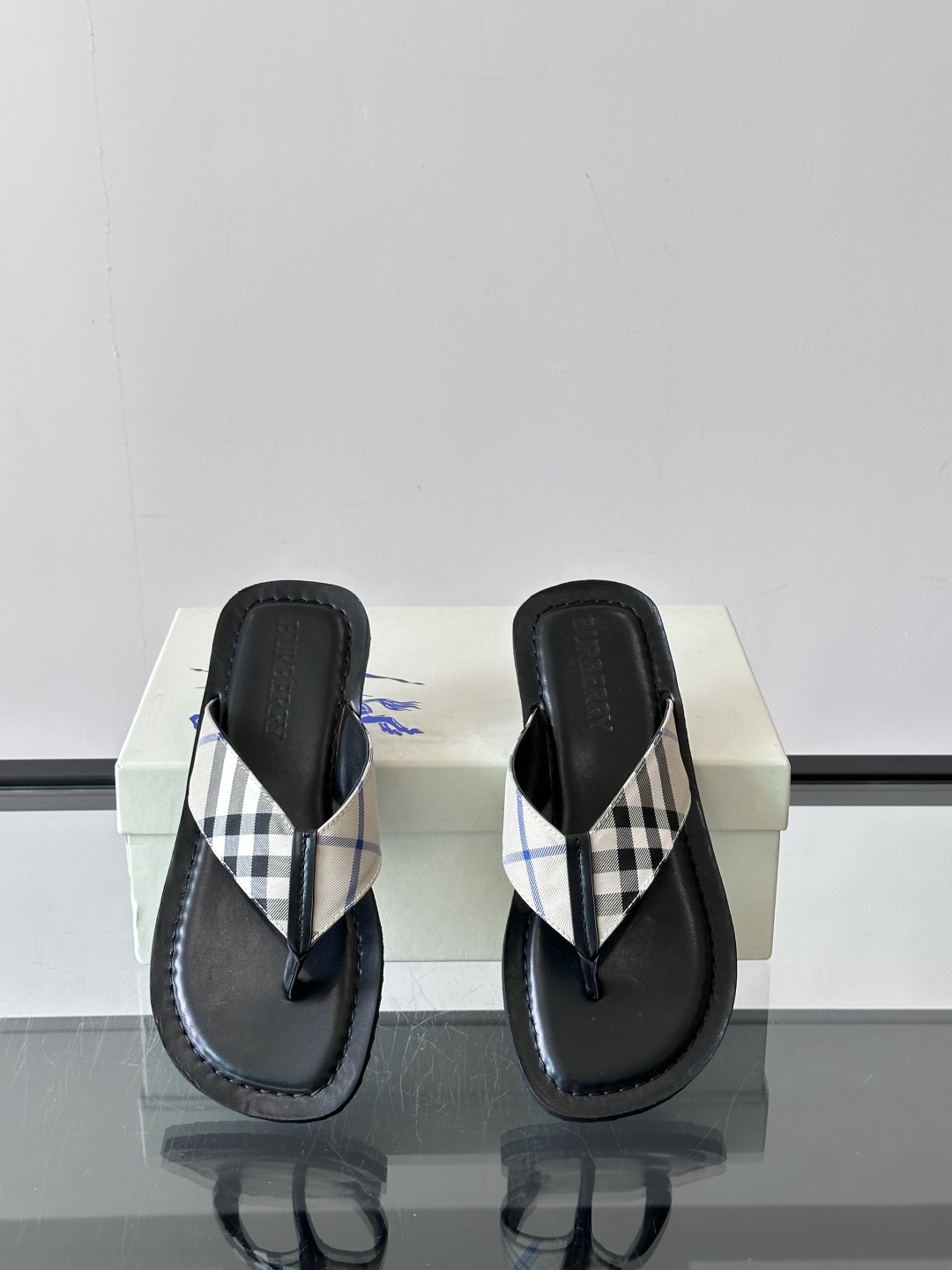 Burberry*夏季必备单品拖鞋凉鞋🩴，原单格纹经典男士高端拖鞋，原厂材质，细节均可对比！宽松舒适型，