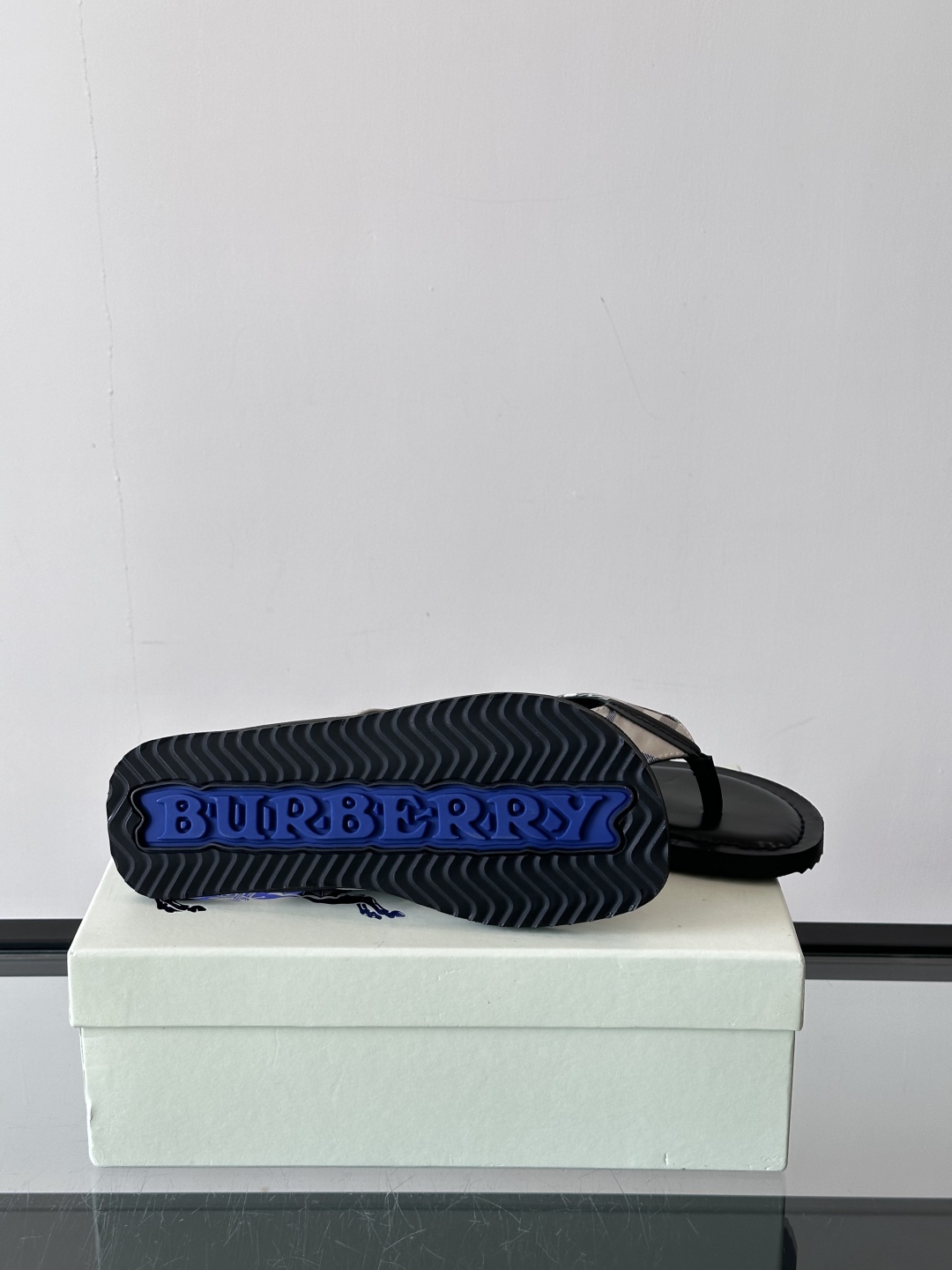 Burberry*夏季必备单品拖鞋凉鞋🩴，原单格纹经典男士高端拖鞋，原厂材质，细节均可对比！宽松舒适型，