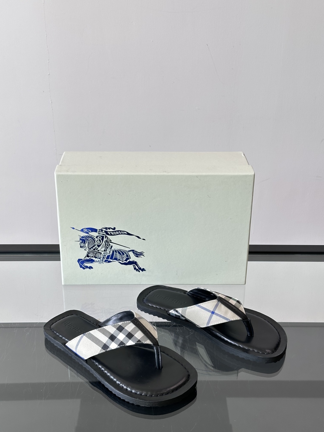 Burberry*夏季必备单品拖鞋凉鞋🩴，原单格纹经典男士高端拖鞋，原厂材质，细节均可对比！宽松舒适型，