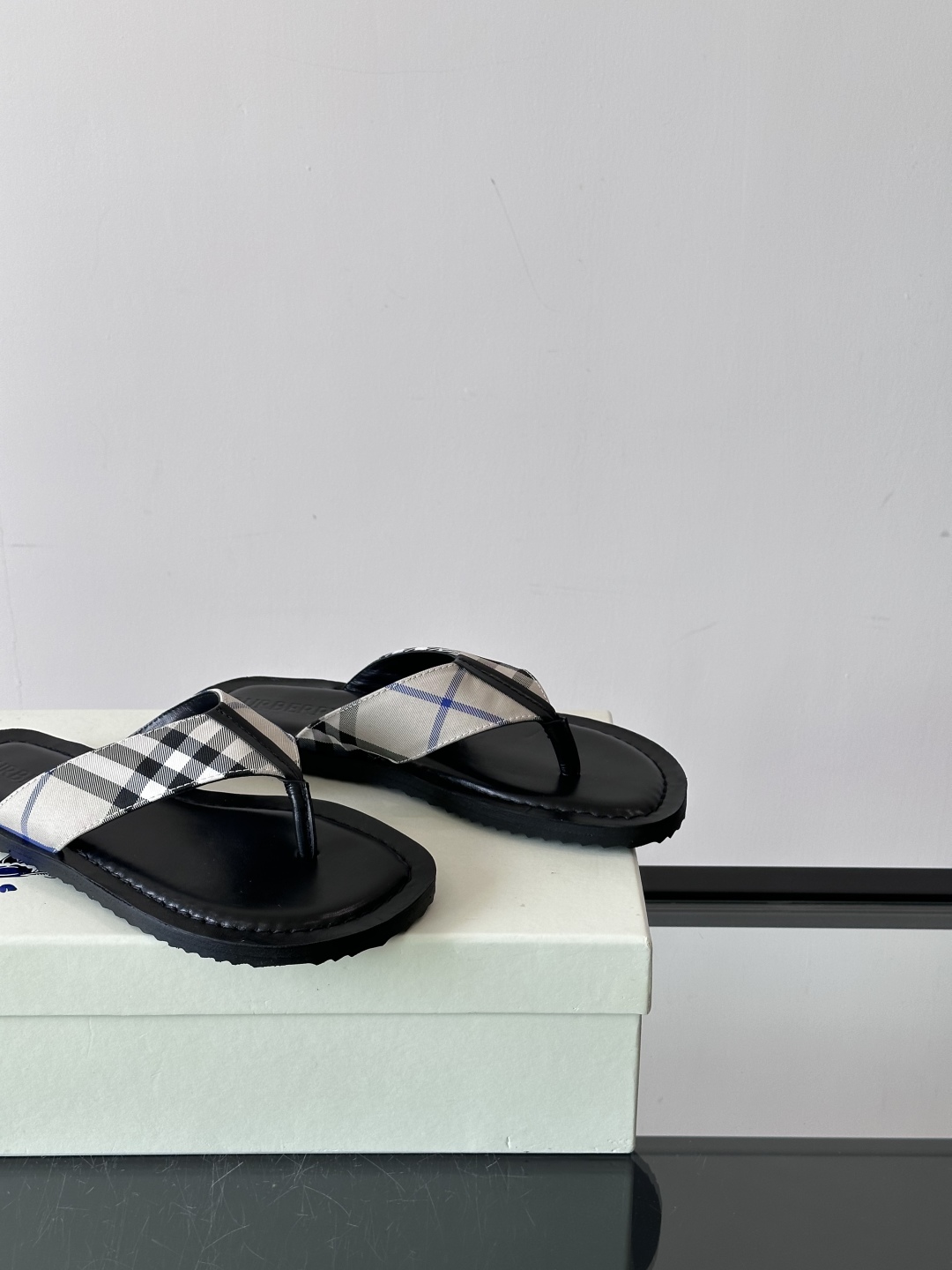 Burberry*夏季必备单品拖鞋凉鞋🩴，原单格纹经典男士高端拖鞋，原厂材质，细节均可对比！宽松舒适型，