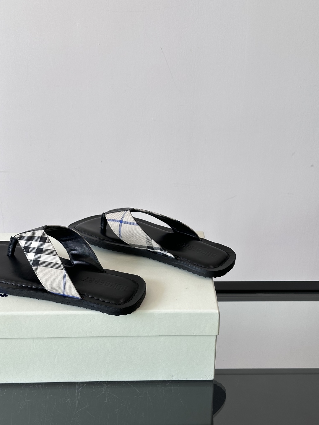 Burberry*夏季必备单品拖鞋凉鞋🩴，原单格纹经典男士高端拖鞋，原厂材质，细节均可对比！宽松舒适型，