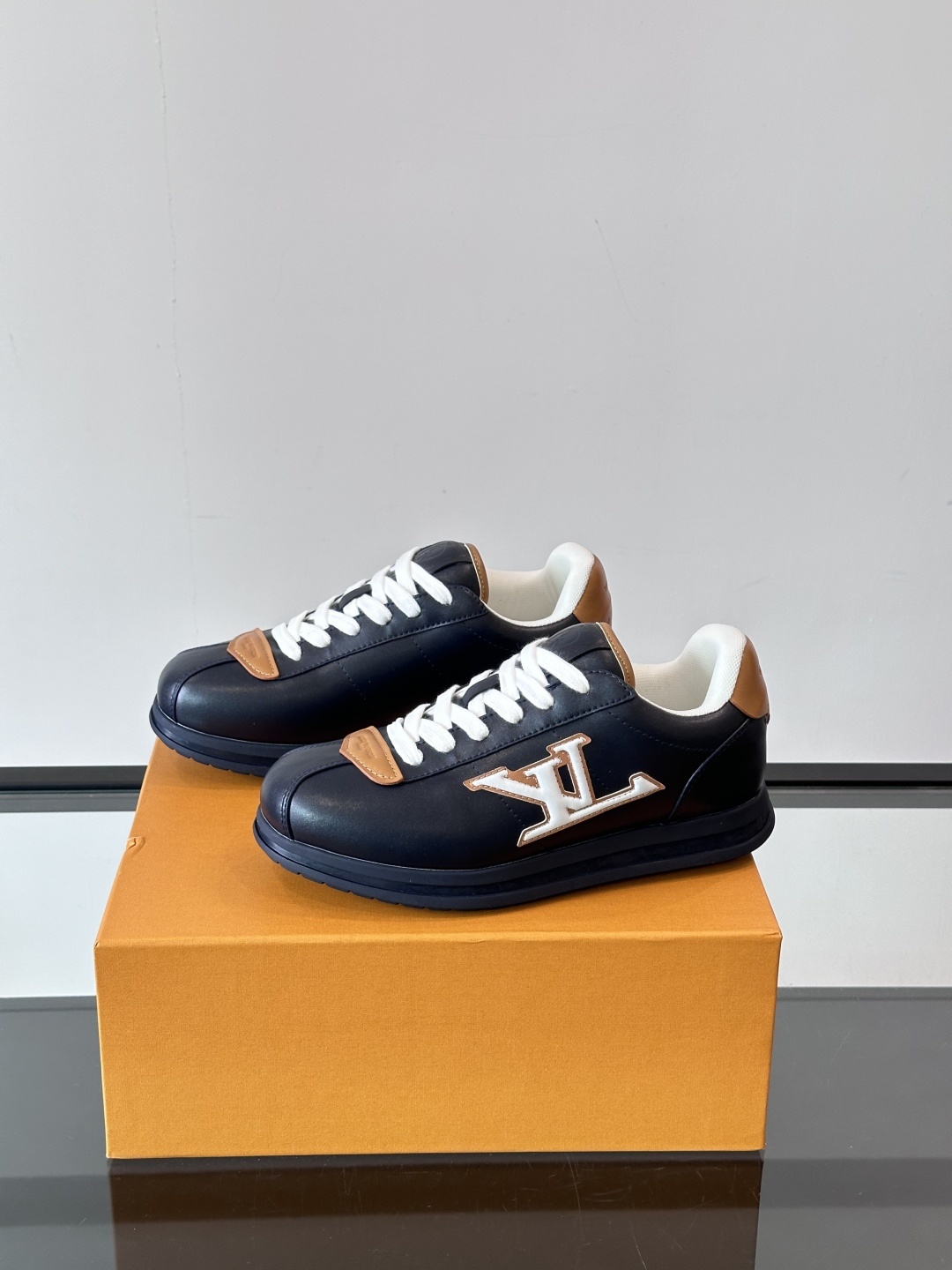 LV 🫏BUTTERSOFT运动鞋的多彩诠释结合了羊皮、LV BUTTERSOFT运动鞋的多彩诠释结合了