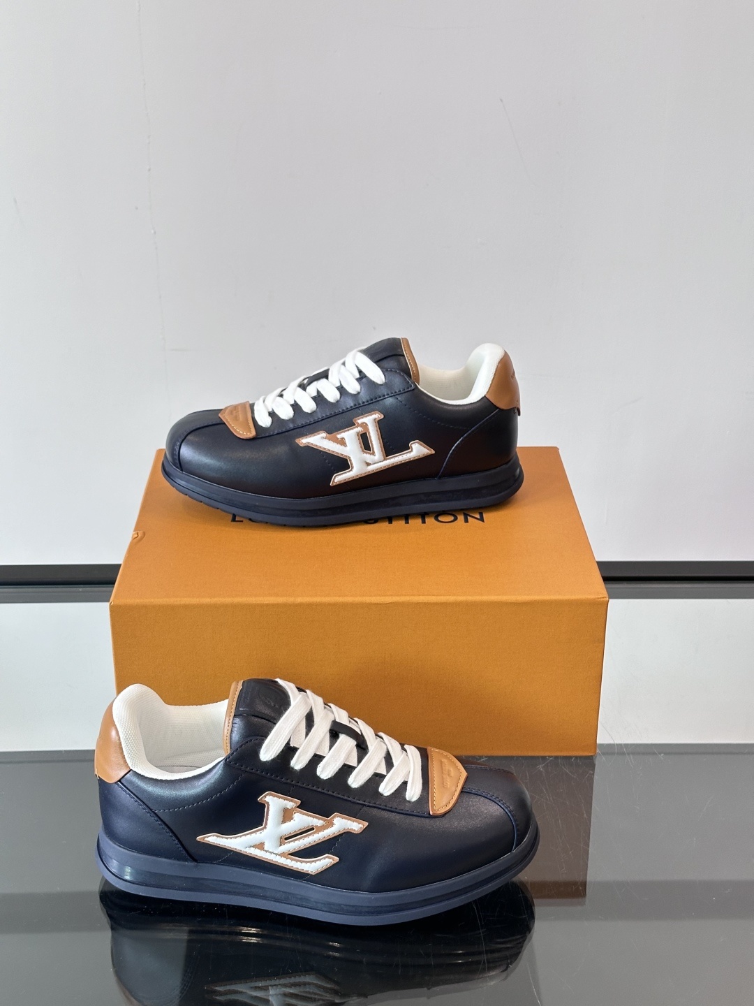LV 🫏BUTTERSOFT运动鞋的多彩诠释结合了羊皮、LV BUTTERSOFT运动鞋的多彩诠释结合了