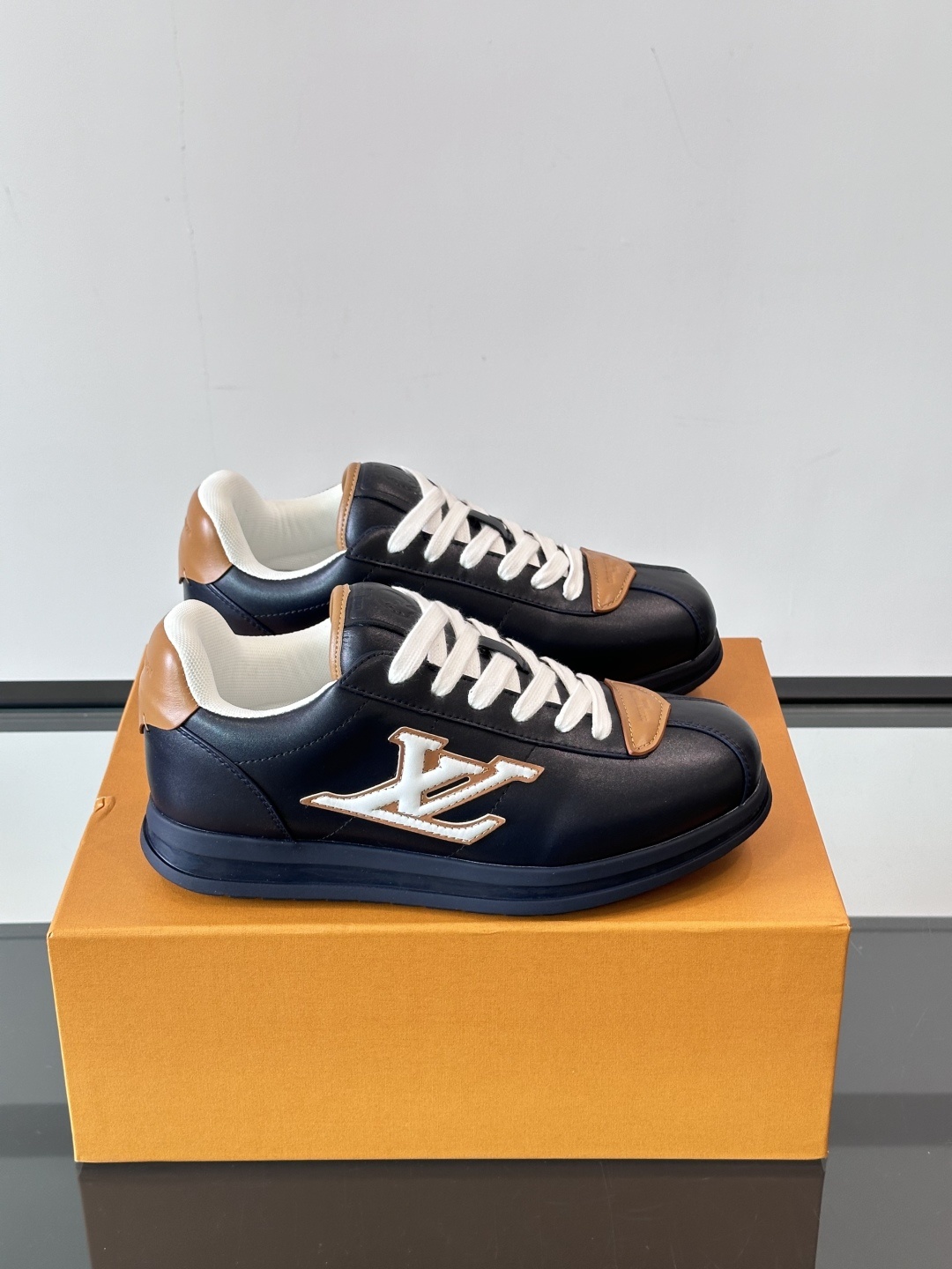 LV 🫏BUTTERSOFT运动鞋的多彩诠释结合了羊皮、LV BUTTERSOFT运动鞋的多彩诠释结合了