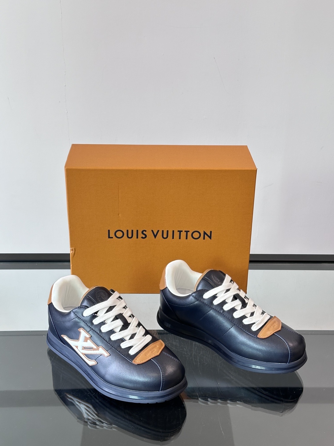 LV 🫏BUTTERSOFT运动鞋的多彩诠释结合了羊皮、LV BUTTERSOFT运动鞋的多彩诠释结合了