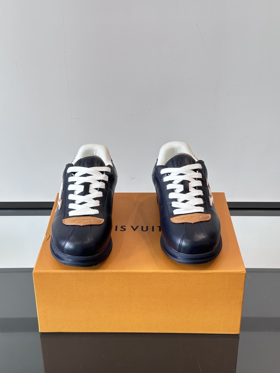 LV 🫏BUTTERSOFT运动鞋的多彩诠释结合了羊皮、LV BUTTERSOFT运动鞋的多彩诠释结合了