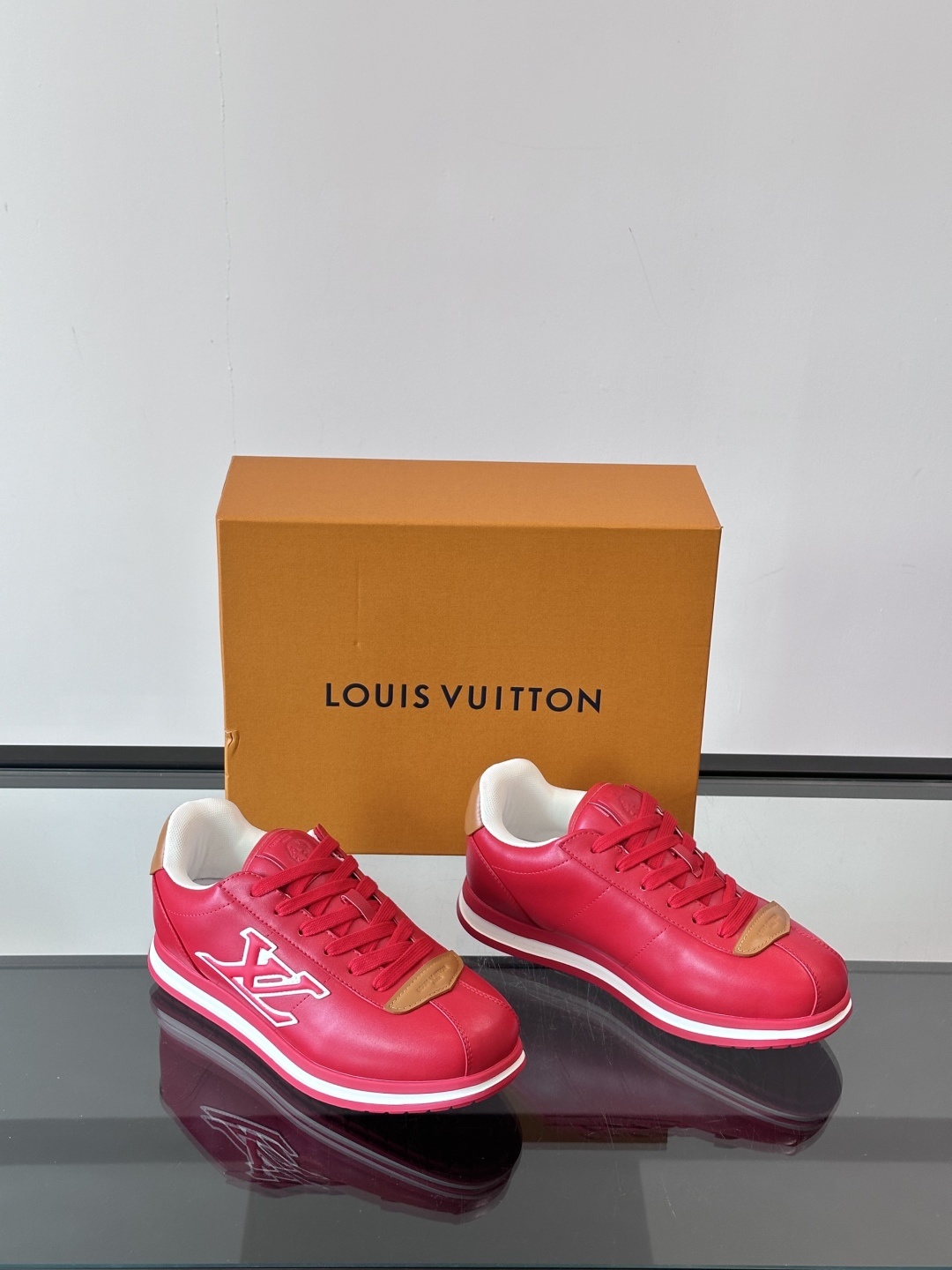 LV 🫏BUTTERSOFT运动鞋的多彩诠释结合了羊皮、LV BUTTERSOFT运动鞋的多彩诠释结合了