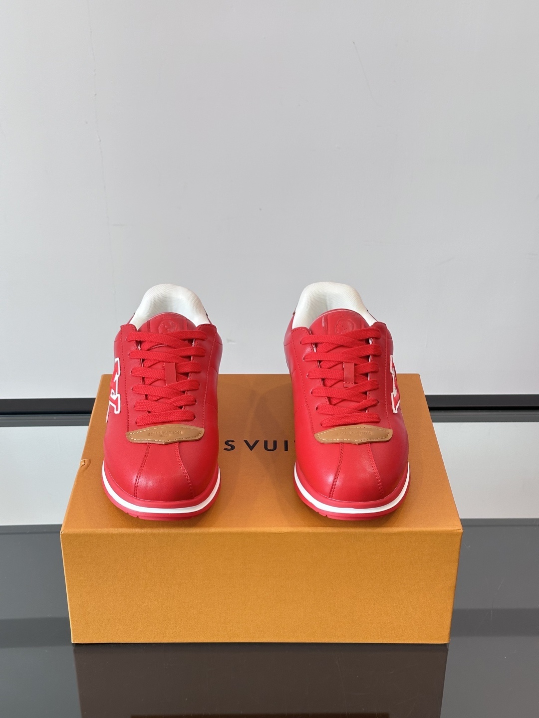 LV 🫏BUTTERSOFT运动鞋的多彩诠释结合了羊皮、LV BUTTERSOFT运动鞋的多彩诠释结合了