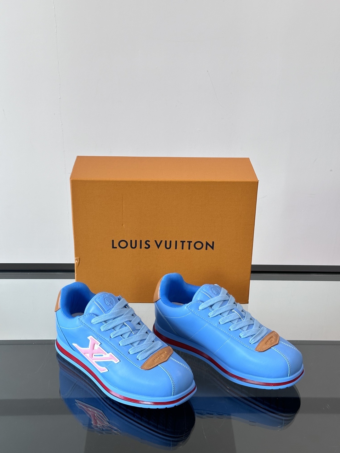 LV 🫏BUTTERSOFT运动鞋的多彩诠释结合了羊皮、LV BUTTERSOFT运动鞋的多彩诠释结合了