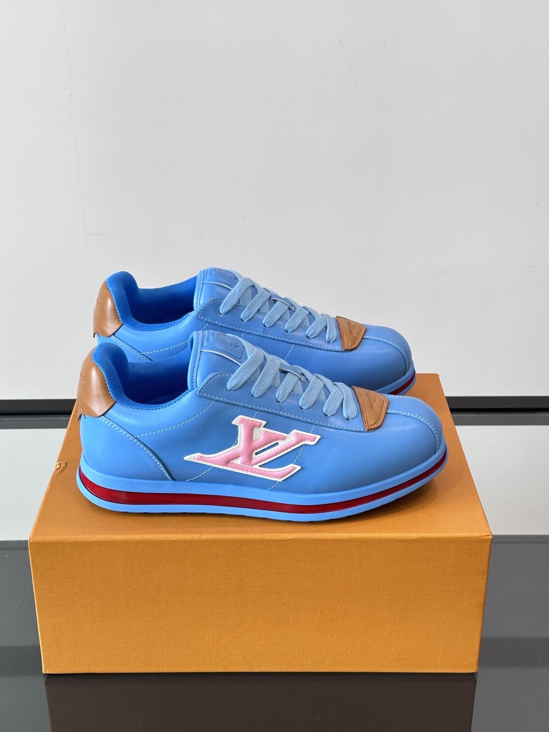 LV 🫏BUTTERSOFT运动鞋的多彩诠释结合了羊皮、LV BUTTERSOFT运动鞋的多彩诠释结合了