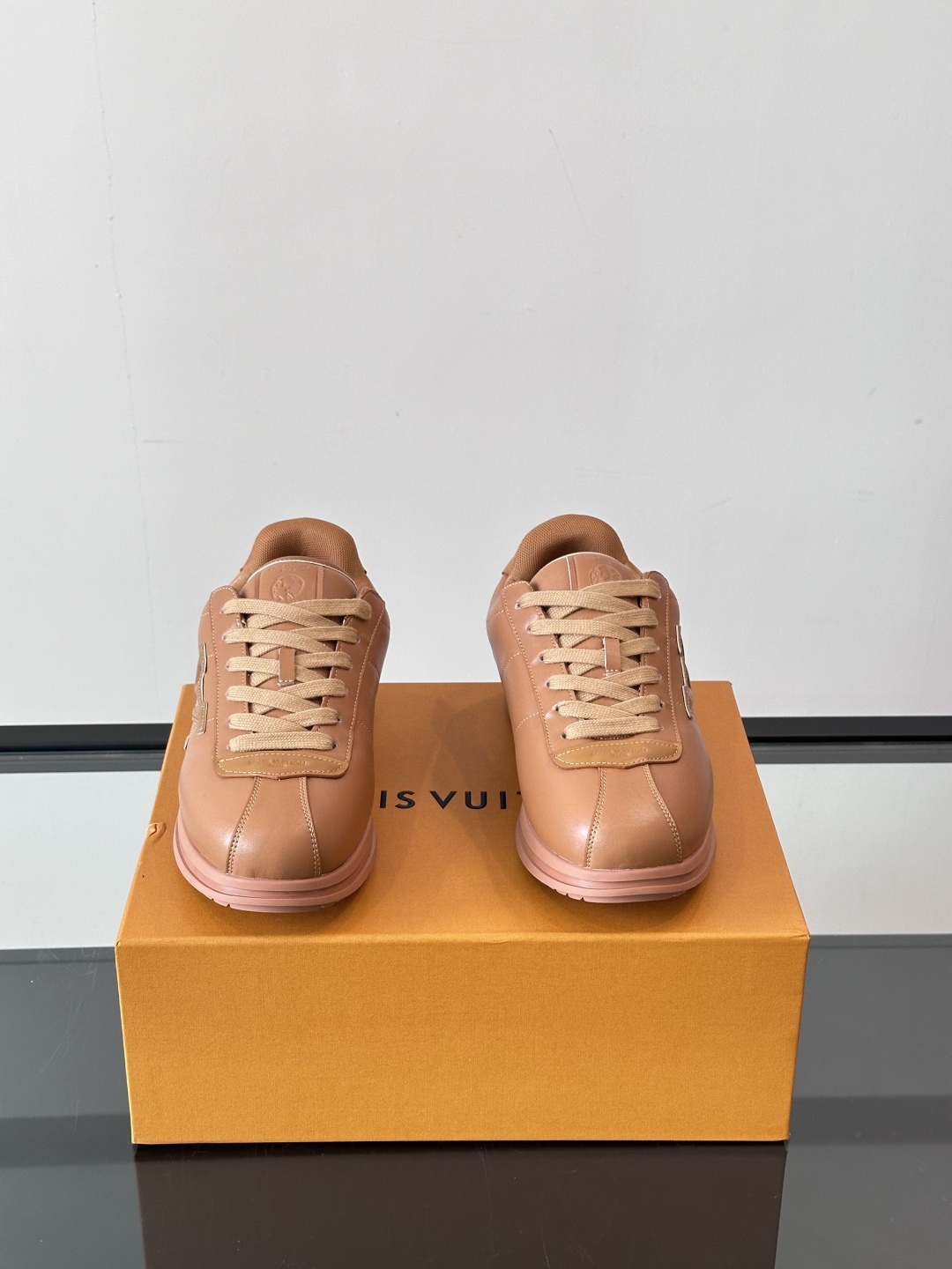 LV 🫏BUTTERSOFT运动鞋的多彩诠释结合了羊皮、LV BUTTERSOFT运动鞋的多彩诠释结合了