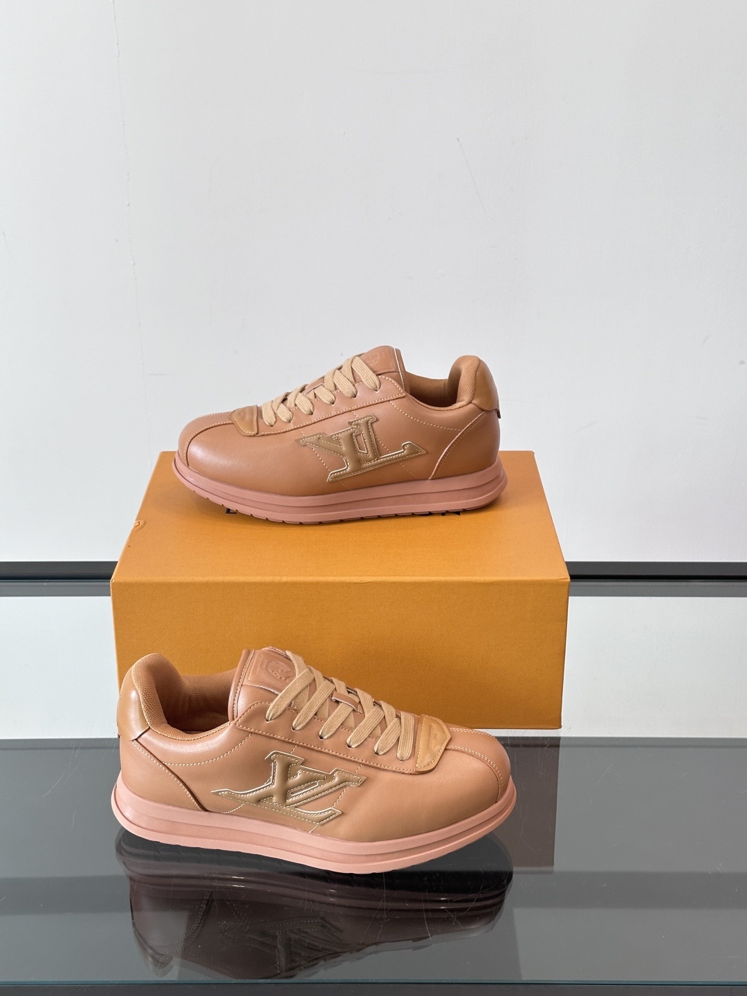 LV 🫏BUTTERSOFT运动鞋的多彩诠释结合了羊皮、LV BUTTERSOFT运动鞋的多彩诠释结合了