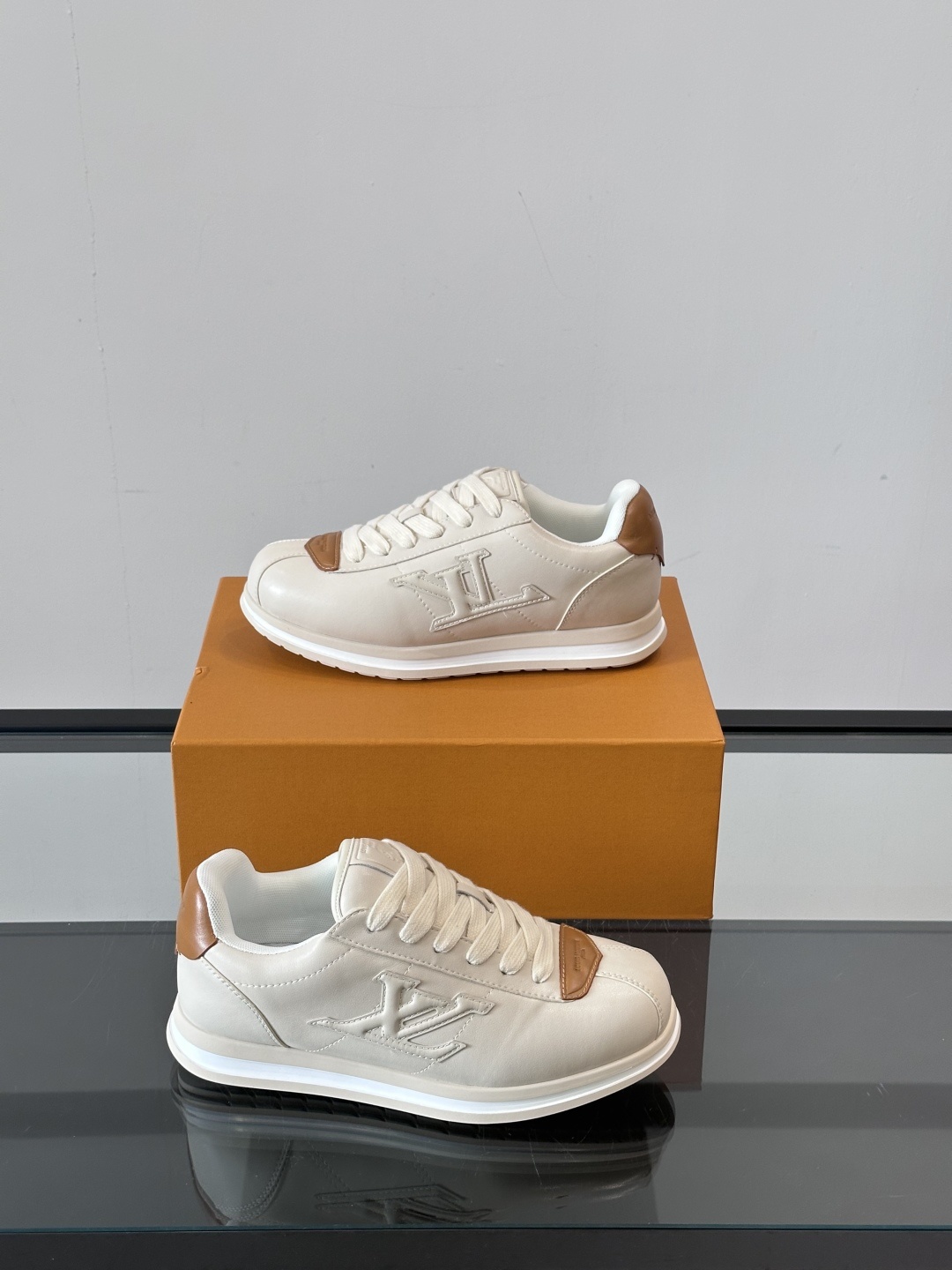 LV 🫏BUTTERSOFT运动鞋的多彩诠释结合了羊皮、LV BUTTERSOFT运动鞋的多彩诠释结合了