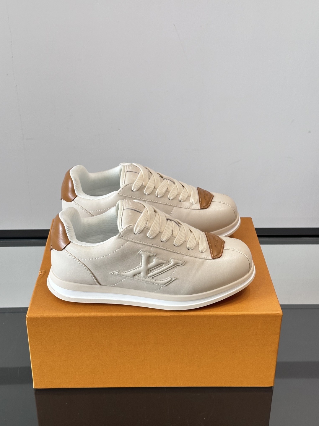 LV 🫏BUTTERSOFT运动鞋的多彩诠释结合了羊皮、LV BUTTERSOFT运动鞋的多彩诠释结合了