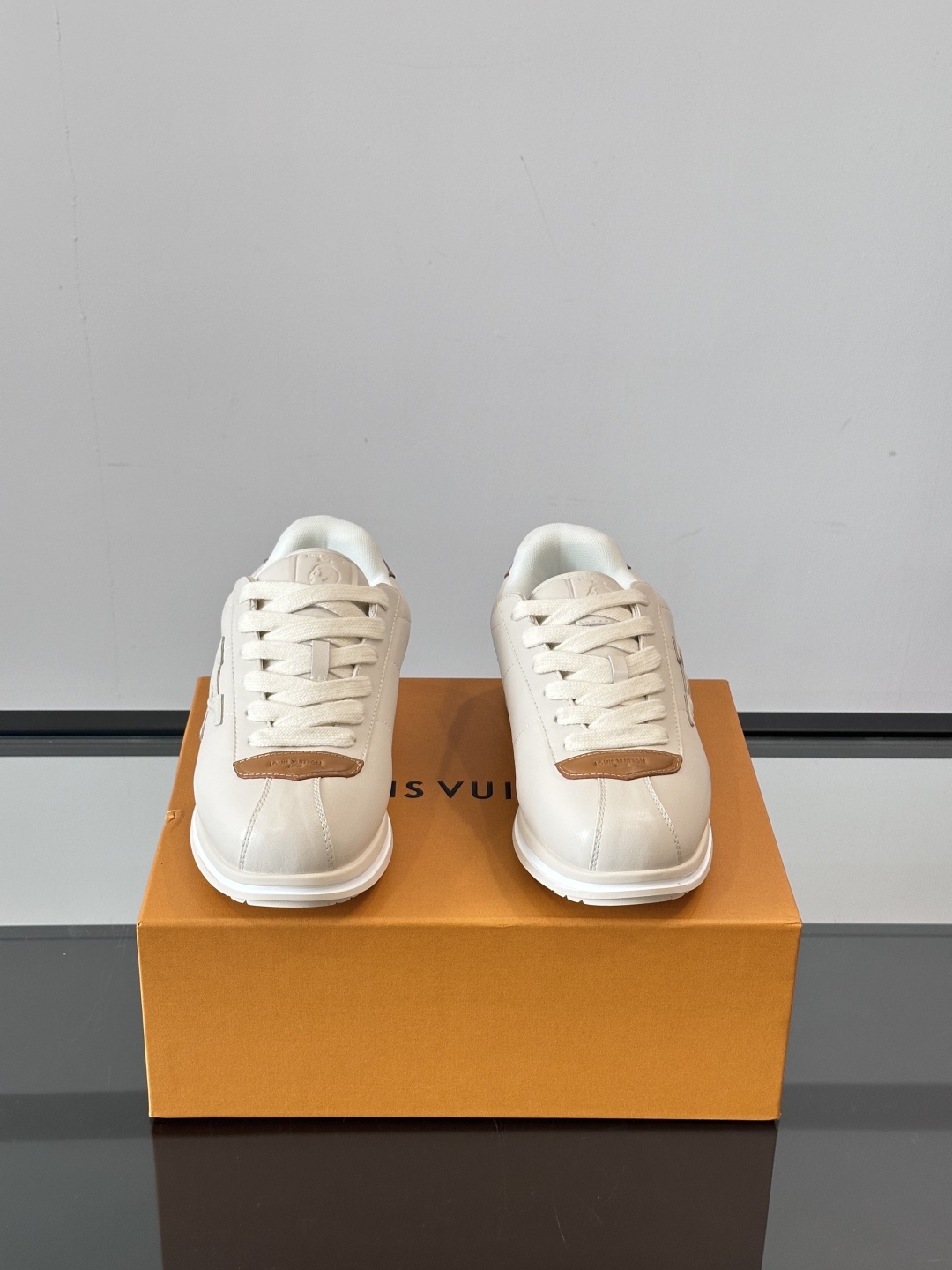 LV 🫏BUTTERSOFT运动鞋的多彩诠释结合了羊皮、LV BUTTERSOFT运动鞋的多彩诠释结合了