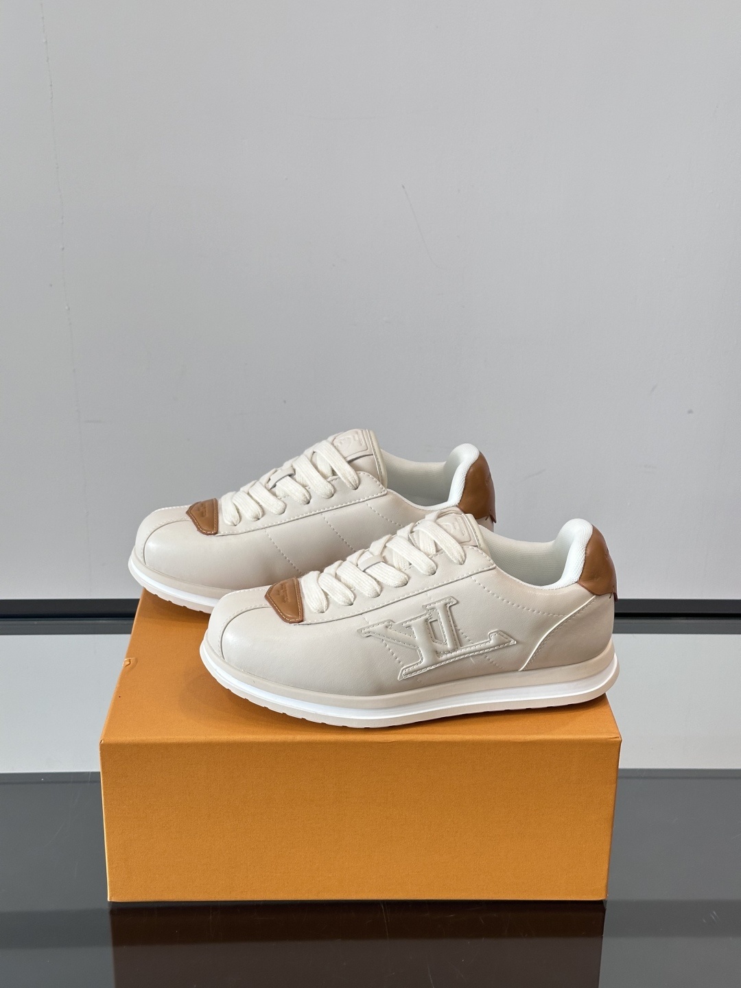 LV 🫏BUTTERSOFT运动鞋的多彩诠释结合了羊皮、LV BUTTERSOFT运动鞋的多彩诠释结合了