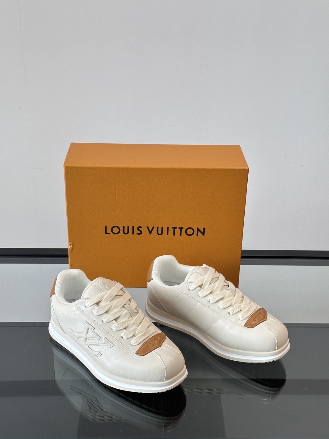 LV 🫏BUTTERSOFT运动鞋的多彩诠释结合了羊皮、LV BUTTERSOFT运动鞋的多彩诠释结合了
