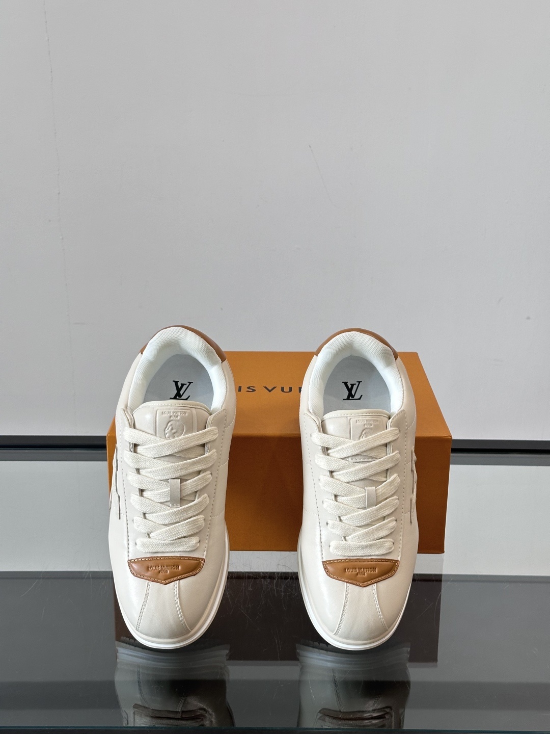 LV 🫏BUTTERSOFT运动鞋的多彩诠释结合了羊皮、LV BUTTERSOFT运动鞋的多彩诠释结合了
