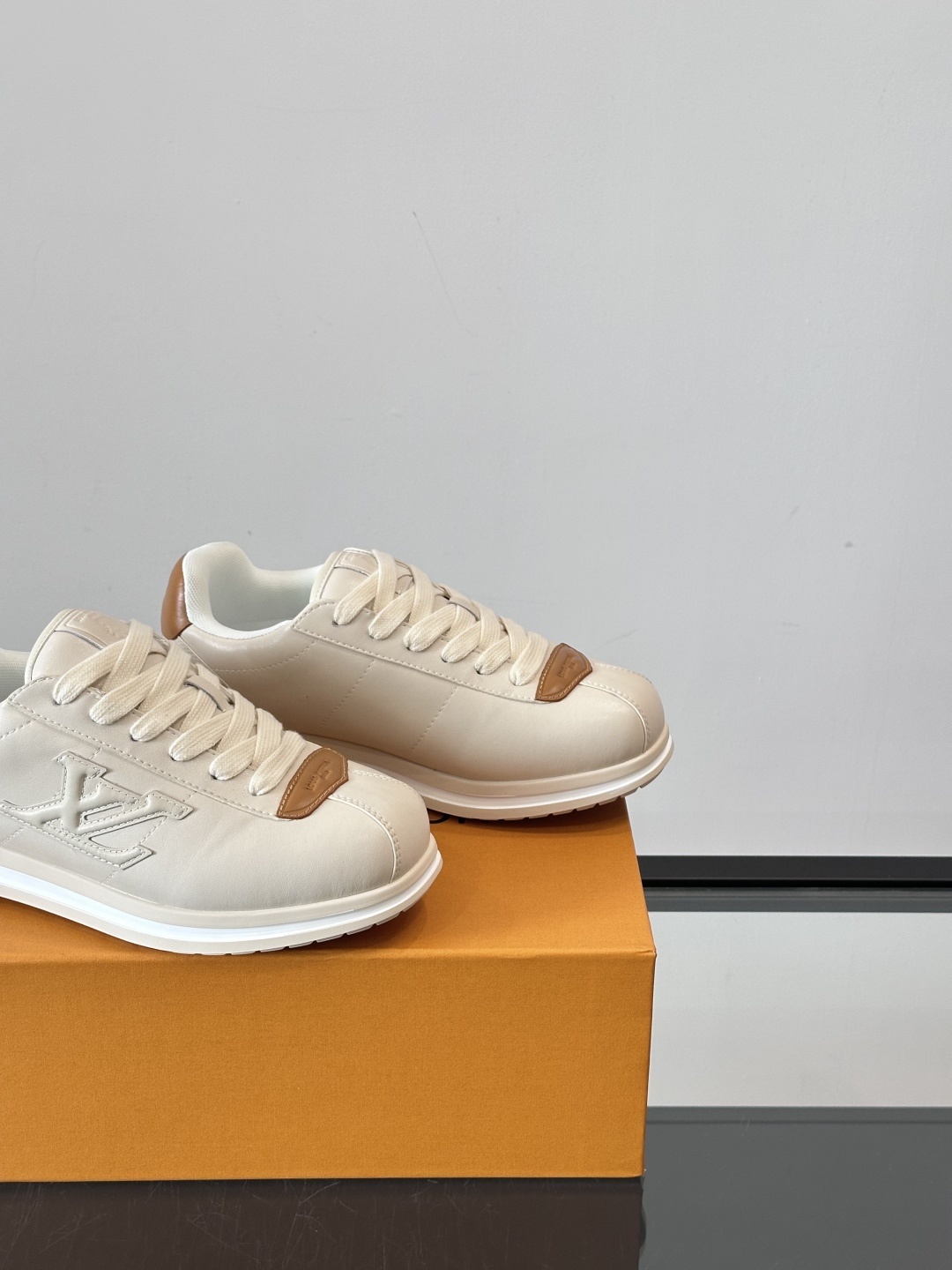 LV 🫏BUTTERSOFT运动鞋的多彩诠释结合了羊皮、LV BUTTERSOFT运动鞋的多彩诠释结合了