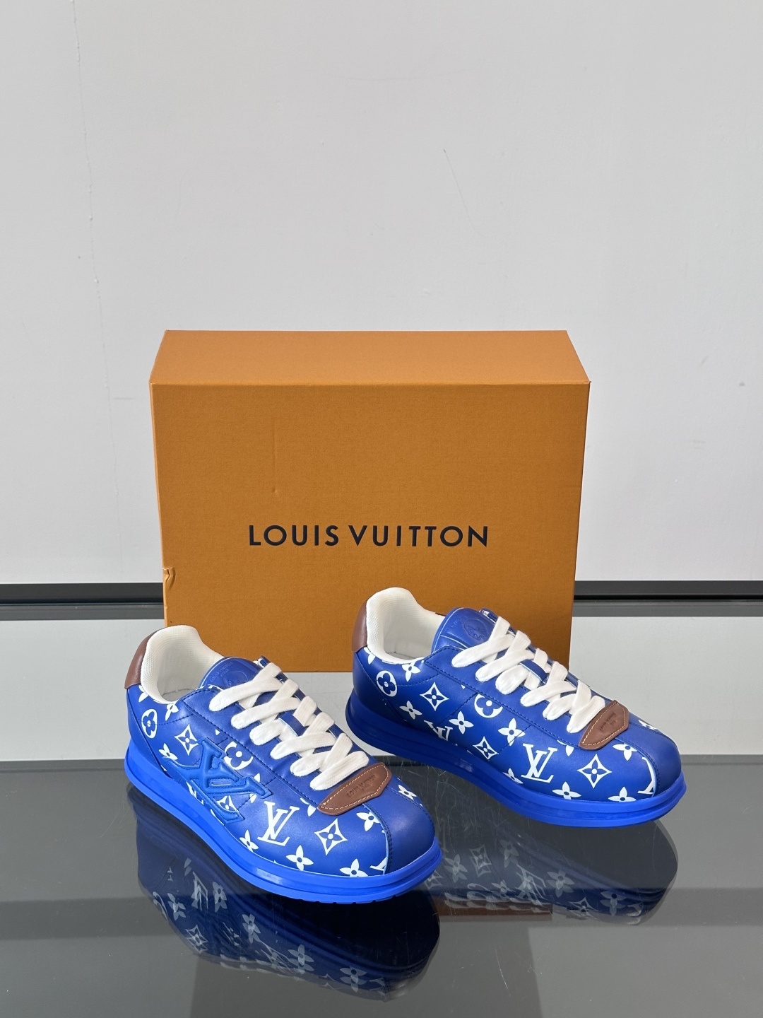 LV 🫏BUTTERSOFT运动鞋的多彩诠释结合了羊皮、LV BUTTERSOFT运动鞋的多彩诠释结合了