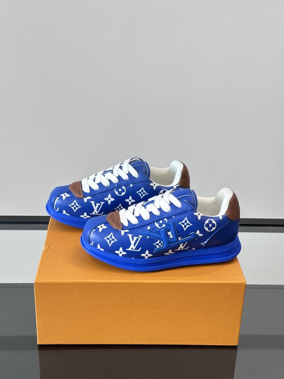 LV 🫏BUTTERSOFT运动鞋的多彩诠释结合了羊皮、LV BUTTERSOFT运动鞋的多彩诠释结合了
