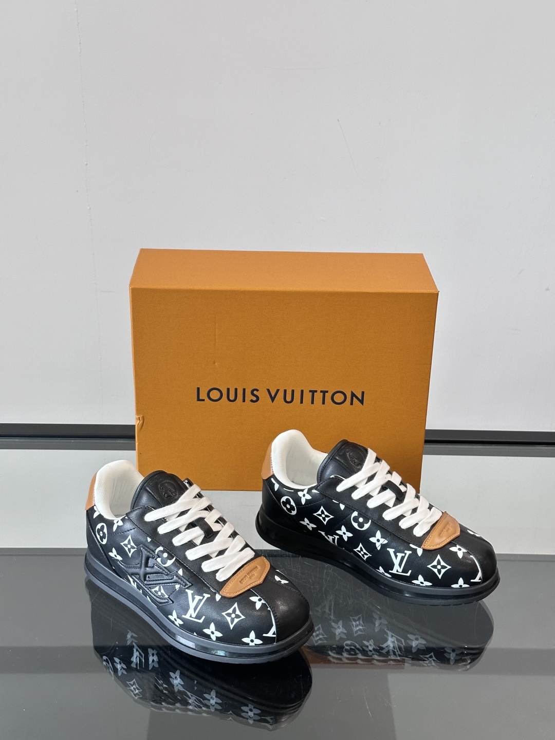 LV 🫏BUTTERSOFT运动鞋的多彩诠释结合了羊皮、LV BUTTERSOFT运动鞋的多彩诠释结合了