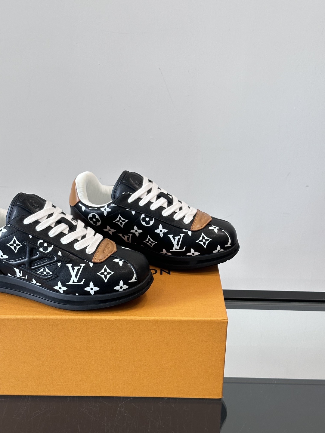 LV 🫏BUTTERSOFT运动鞋的多彩诠释结合了羊皮、LV BUTTERSOFT运动鞋的多彩诠释结合了