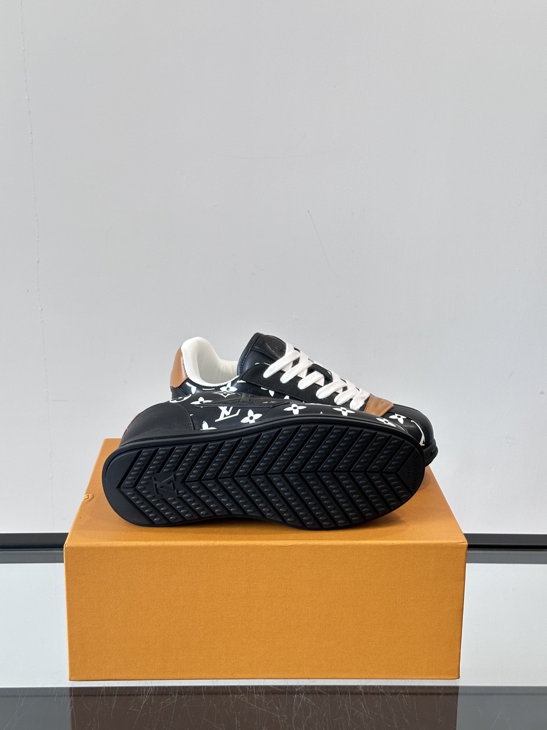 LV 🫏BUTTERSOFT运动鞋的多彩诠释结合了羊皮、LV BUTTERSOFT运动鞋的多彩诠释结合了