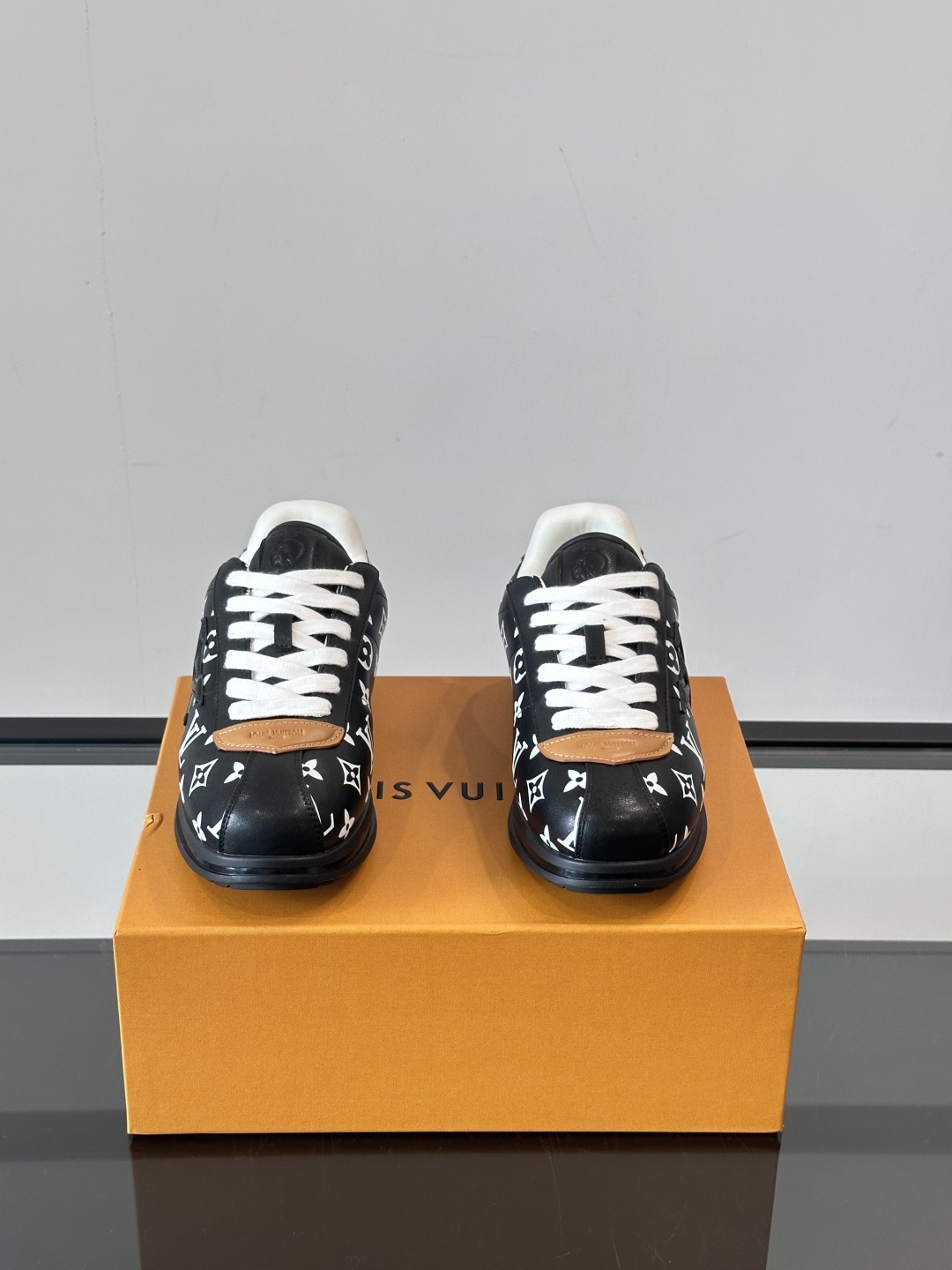 LV 🫏BUTTERSOFT运动鞋的多彩诠释结合了羊皮、LV BUTTERSOFT运动鞋的多彩诠释结合了