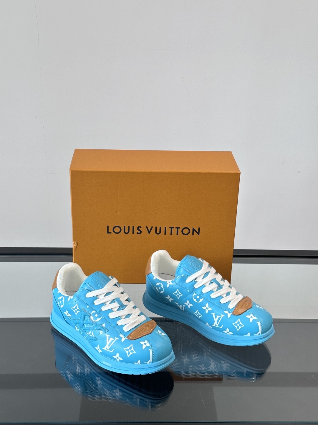 LV 🫏BUTTERSOFT运动鞋的多彩诠释结合了羊皮、LV BUTTERSOFT运动鞋的多彩诠释结合了