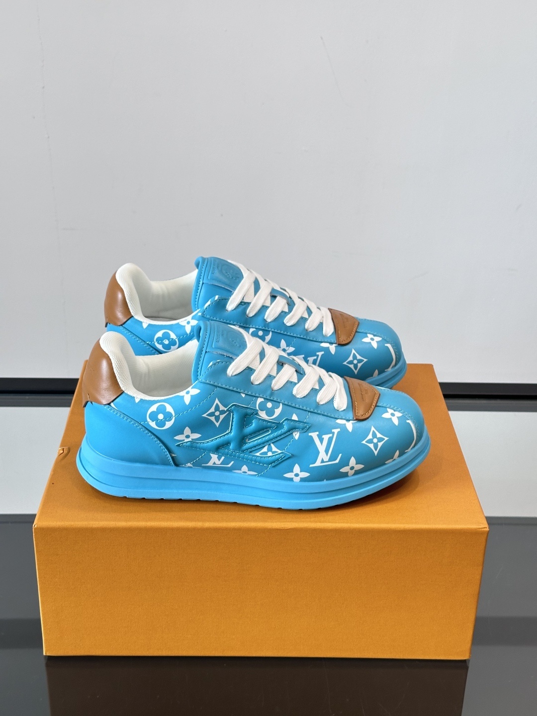 LV 🫏BUTTERSOFT运动鞋的多彩诠释结合了羊皮、LV BUTTERSOFT运动鞋的多彩诠释结合了
