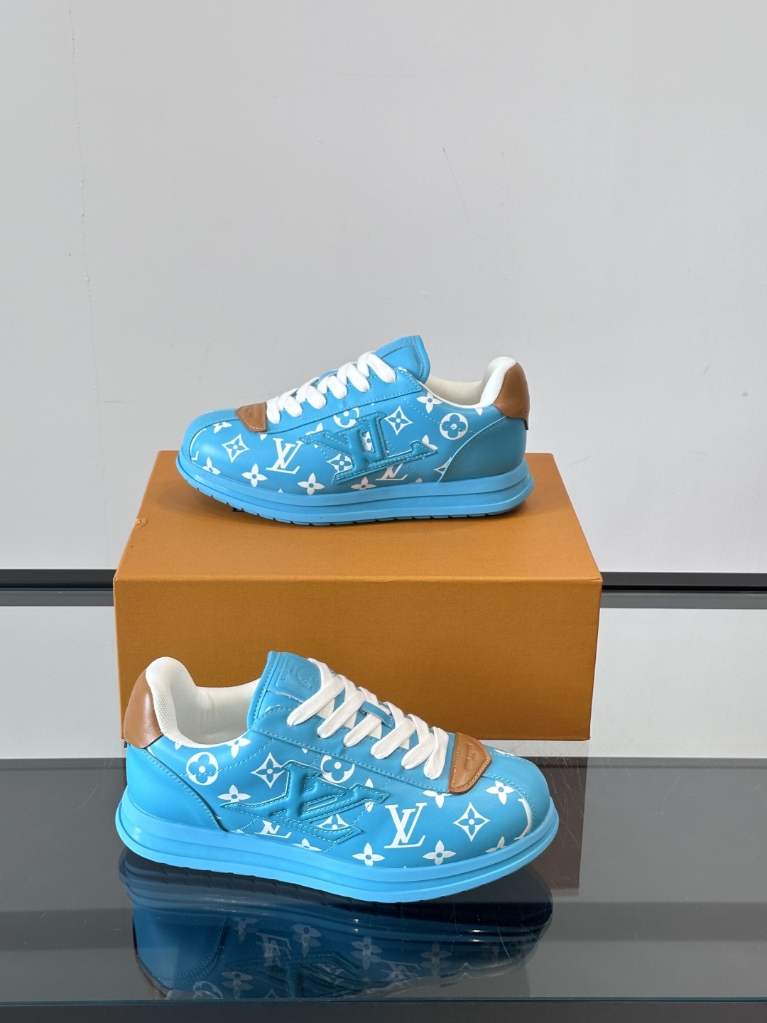 LV 🫏BUTTERSOFT运动鞋的多彩诠释结合了羊皮、LV BUTTERSOFT运动鞋的多彩诠释结合了