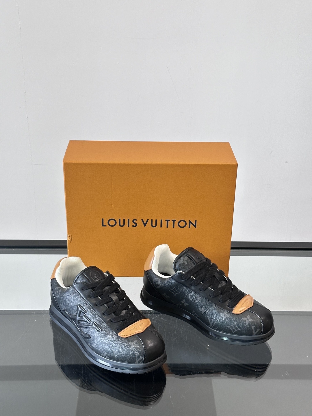 LV 🫏BUTTERSOFT运动鞋的多彩诠释结合了羊皮、LV BUTTERSOFT运动鞋的多彩诠释结合了