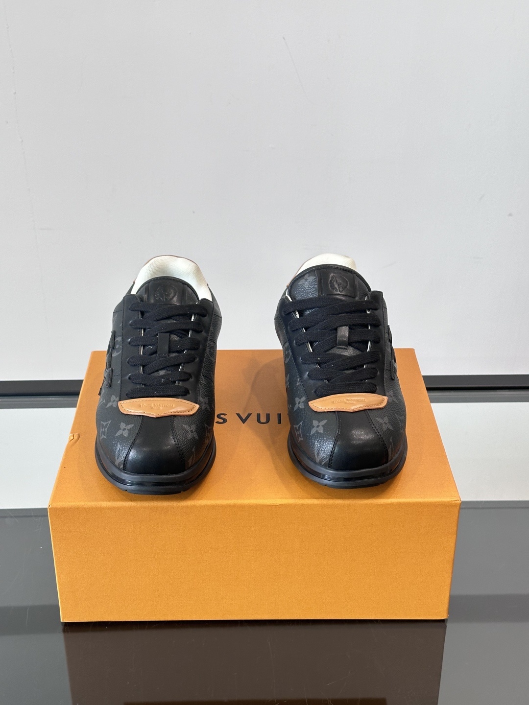 LV 🫏BUTTERSOFT运动鞋的多彩诠释结合了羊皮、LV BUTTERSOFT运动鞋的多彩诠释结合了
