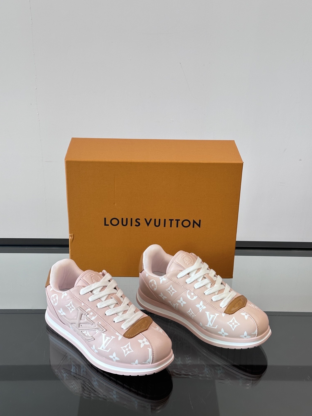 LV 🫏BUTTERSOFT运动鞋的多彩诠释结合了羊皮、LV BUTTERSOFT运动鞋的多彩诠释结合了